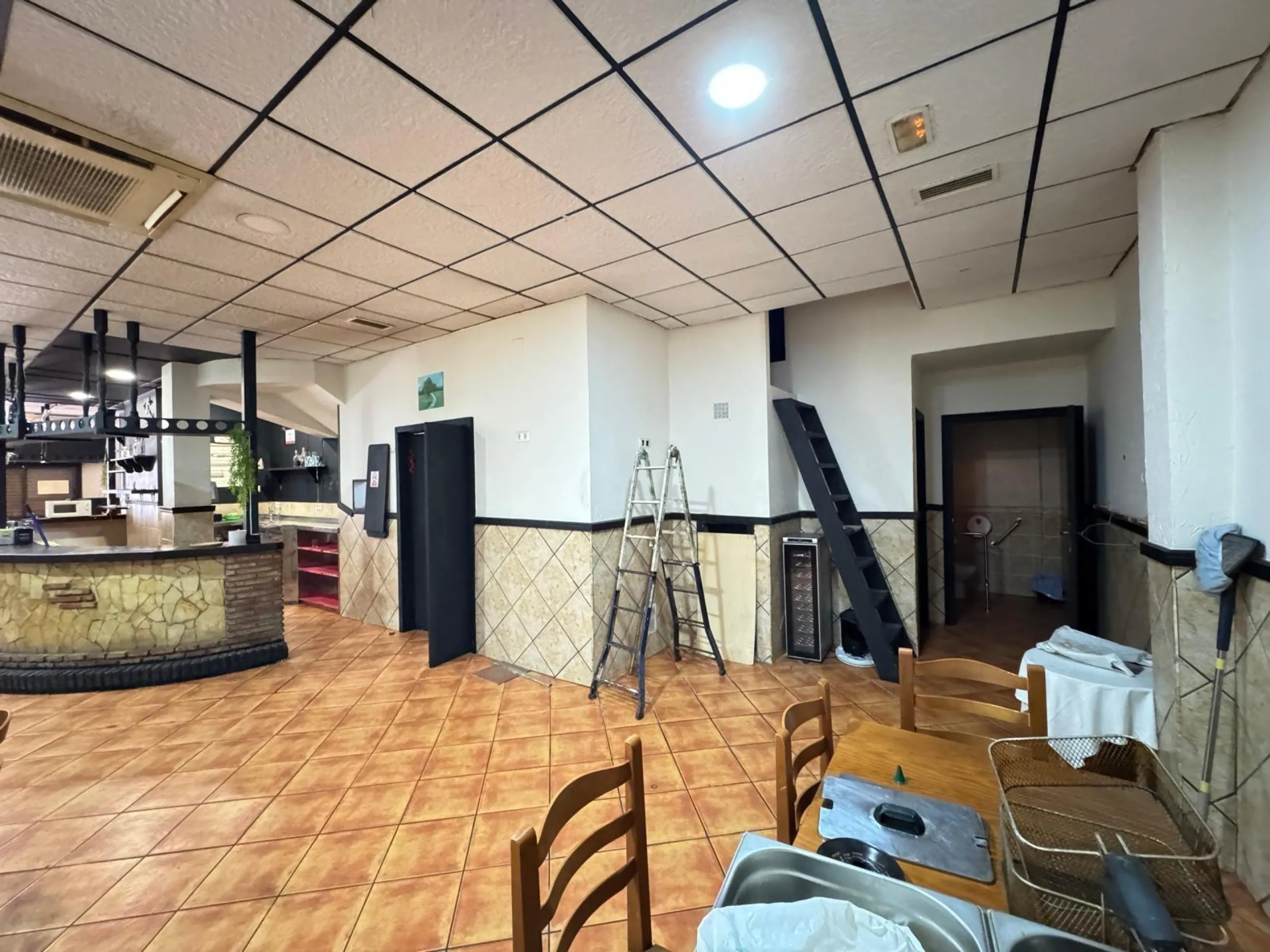 BAR EN VENTA. SE VENDE UN BAR A 500 METROS DE PLAYA DEL CURA CON 2 BAÑOS Y 150 M2 SUPERFICIE.