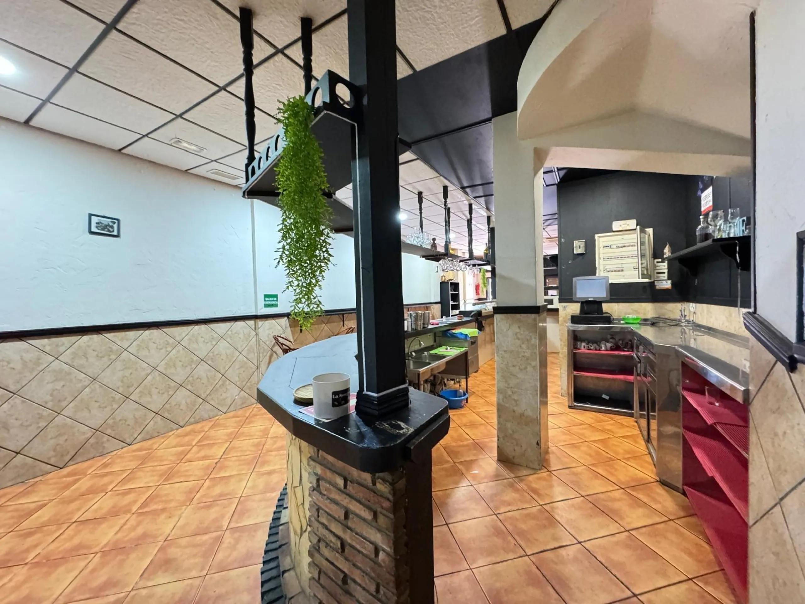 BAR EN VENTA. SE VENDE UN BAR A 500 METROS DE PLAYA DEL CURA CON 2 BAÑOS Y 150 M2 SUPERFICIE.
