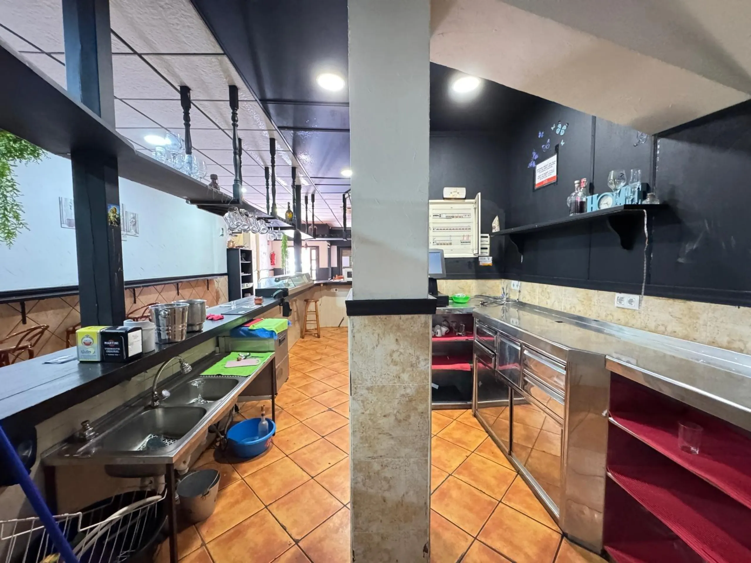 BAR EN VENTA. SE VENDE UN BAR A 500 METROS DE PLAYA DEL CURA CON 2 BAÑOS Y 150 M2 SUPERFICIE.