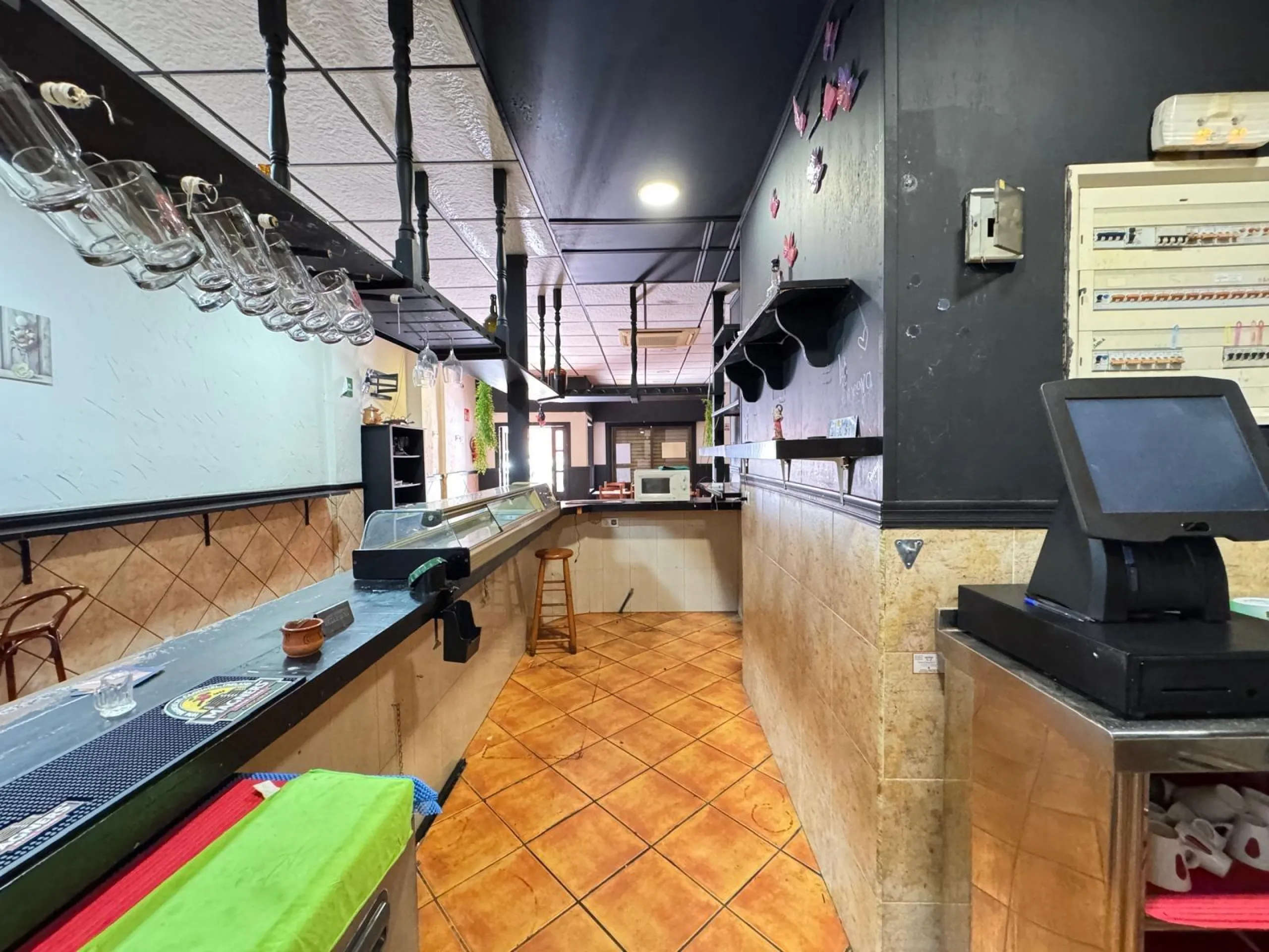 BAR EN VENTA. SE VENDE UN BAR A 500 METROS DE PLAYA DEL CURA CON 2 BAÑOS Y 150 M2 SUPERFICIE.
