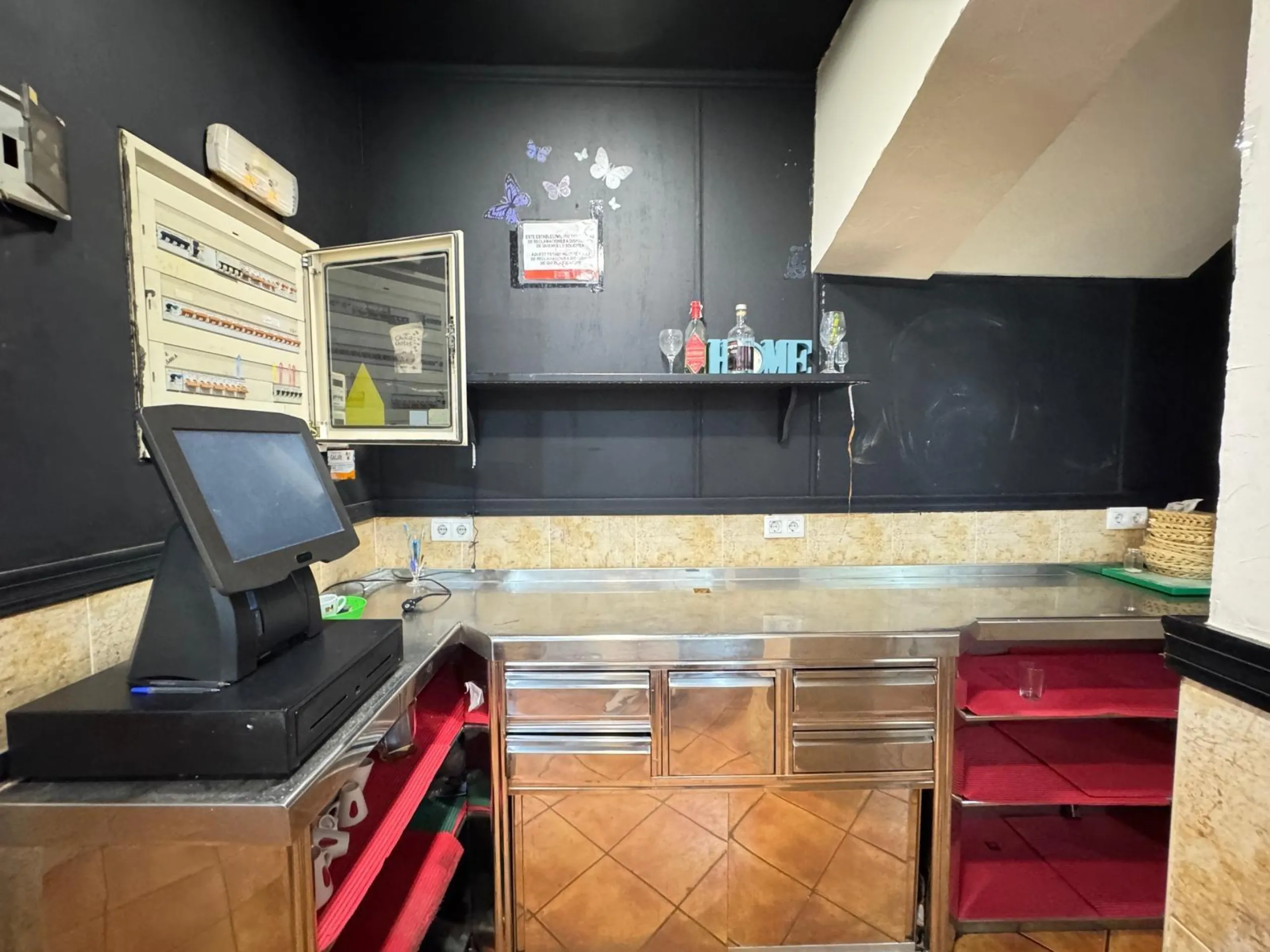 BAR EN VENTA. SE VENDE UN BAR A 500 METROS DE PLAYA DEL CURA CON 2 BAÑOS Y 150 M2 SUPERFICIE.