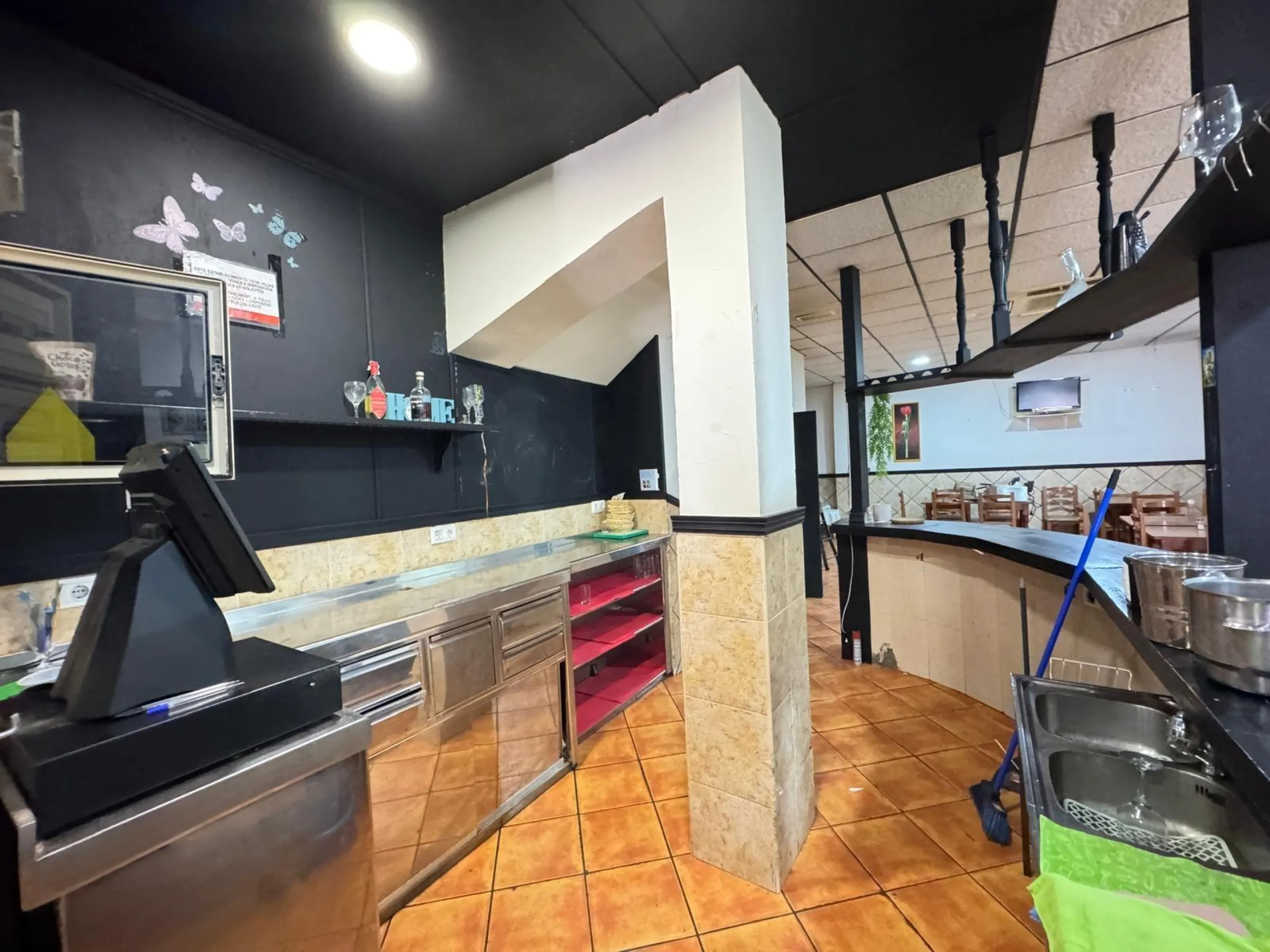 BAR EN VENTA. SE VENDE UN BAR A 500 METROS DE PLAYA DEL CURA CON 2 BAÑOS Y 150 M2 SUPERFICIE.