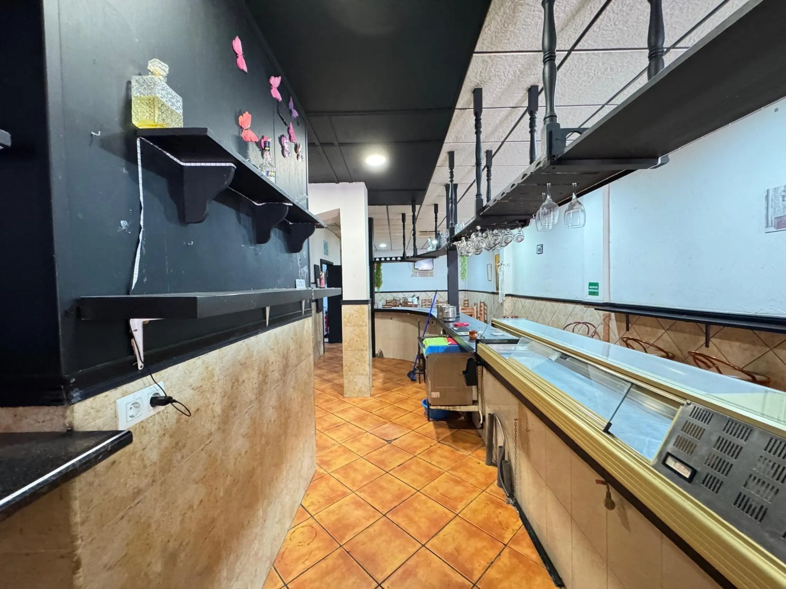 BAR EN VENTA. SE VENDE UN BAR A 500 METROS DE PLAYA DEL CURA CON 2 BAÑOS Y 150 M2 SUPERFICIE.