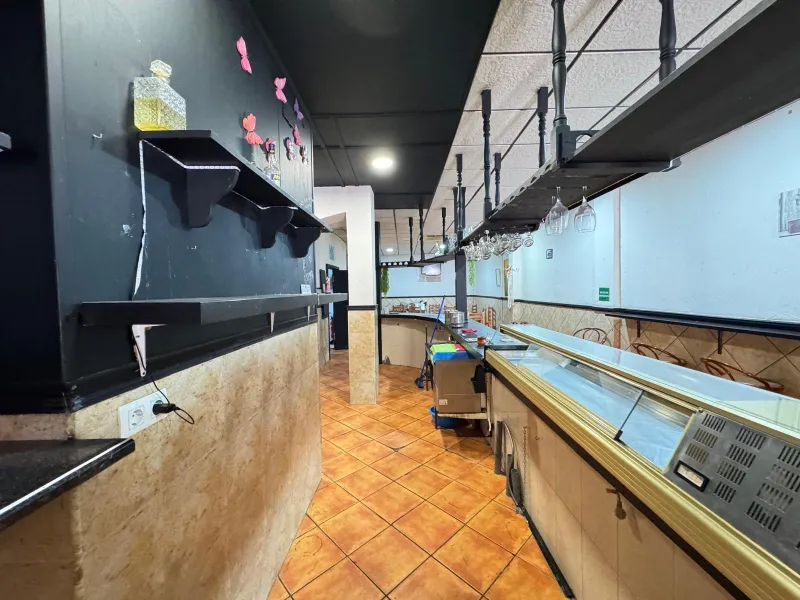 BAR EN VENTA. SE VENDE UN BAR A 500 METROS DE PLAYA DEL CURA CON 2 BAÑOS Y 150 M2 SUPERFICIE.