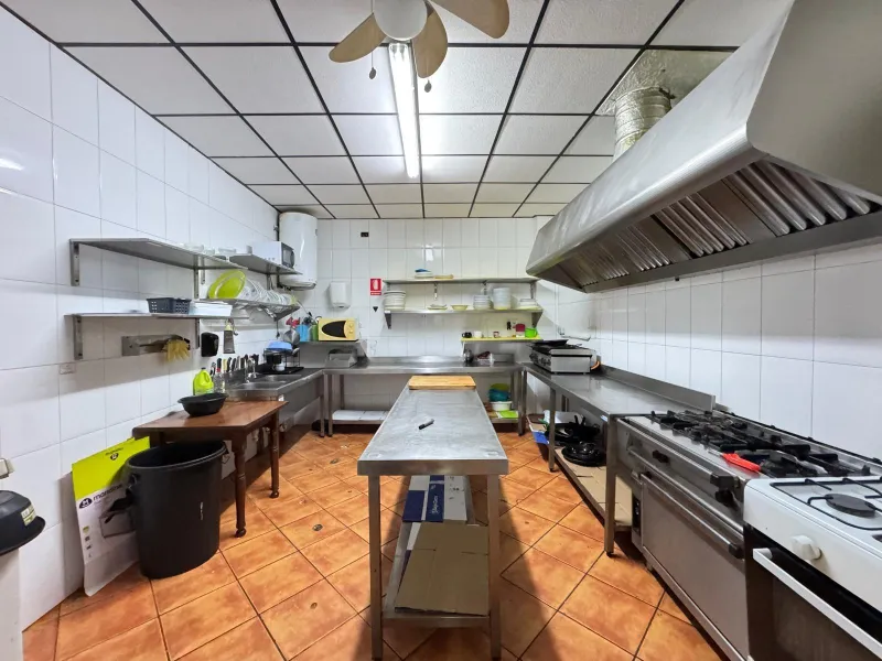 BAR EN VENTA. SE VENDE UN BAR A 500 METROS DE PLAYA DEL CURA CON 2 BAÑOS Y 150 M2 SUPERFICIE.