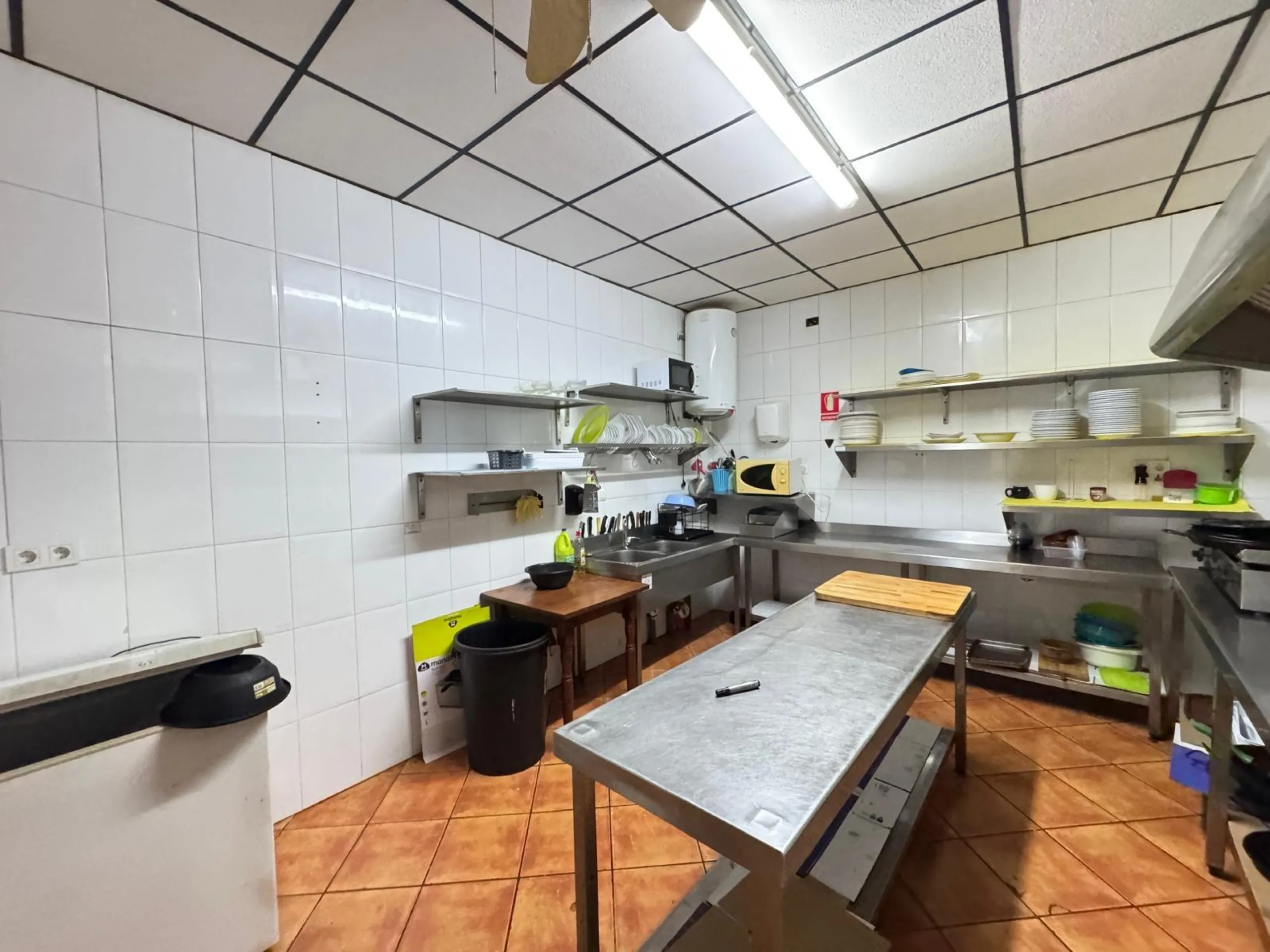 BAR EN VENTA. SE VENDE UN BAR A 500 METROS DE PLAYA DEL CURA CON 2 BAÑOS Y 150 M2 SUPERFICIE.