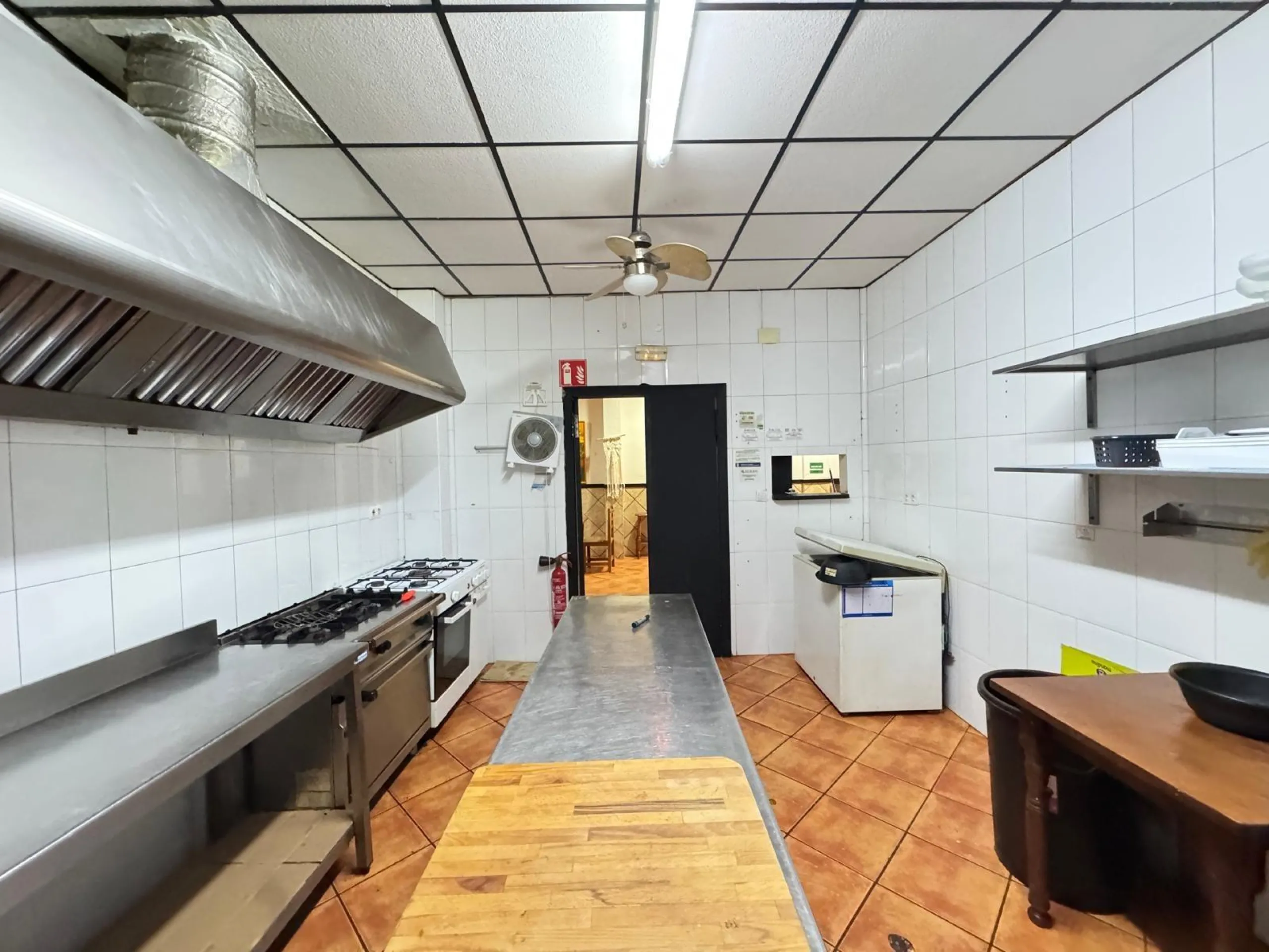 BAR EN VENTA. SE VENDE UN BAR A 500 METROS DE PLAYA DEL CURA CON 2 BAÑOS Y 150 M2 SUPERFICIE.