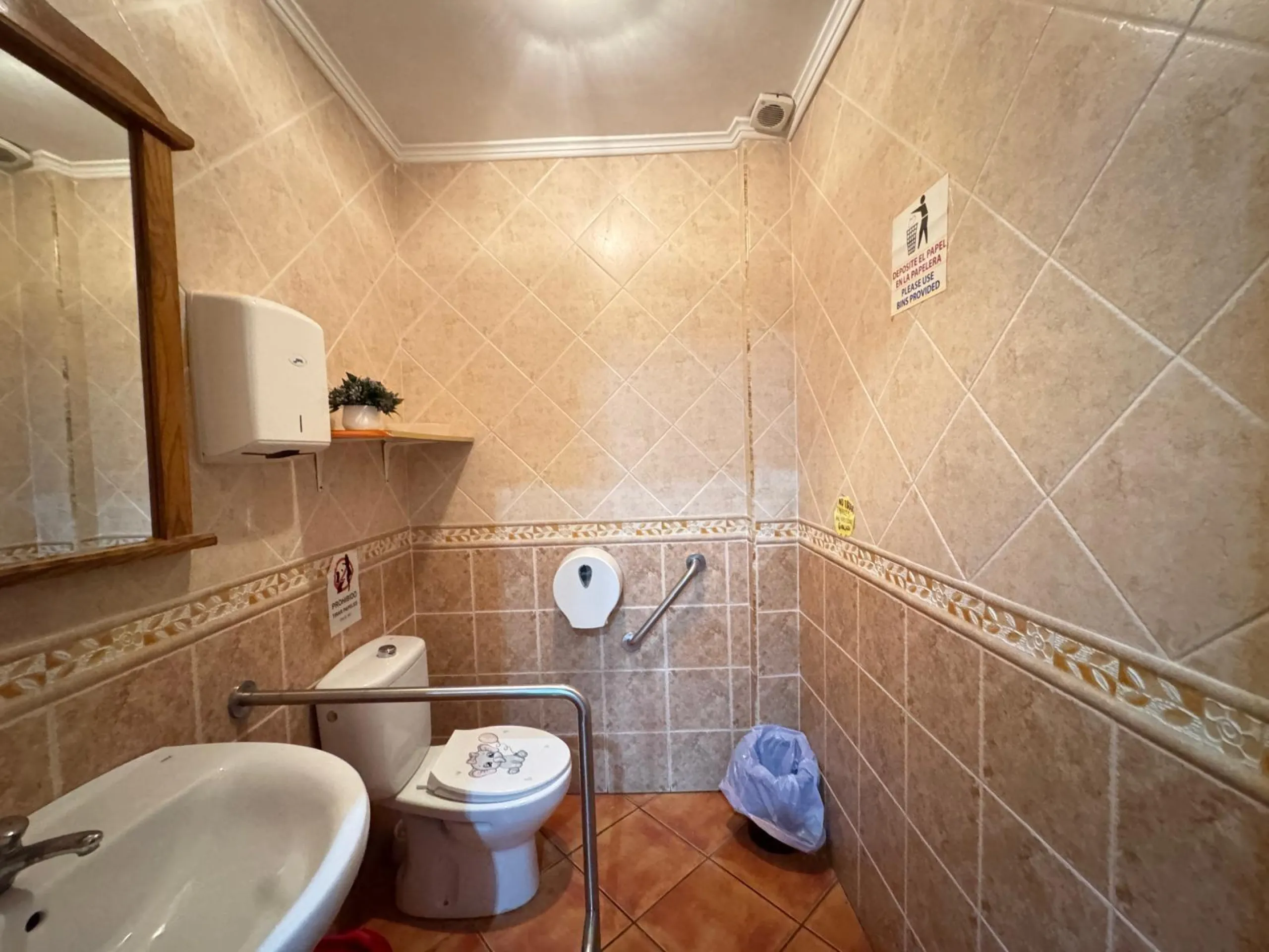 BAR EN VENTA. SE VENDE UN BAR A 500 METROS DE PLAYA DEL CURA CON 2 BAÑOS Y 150 M2 SUPERFICIE.