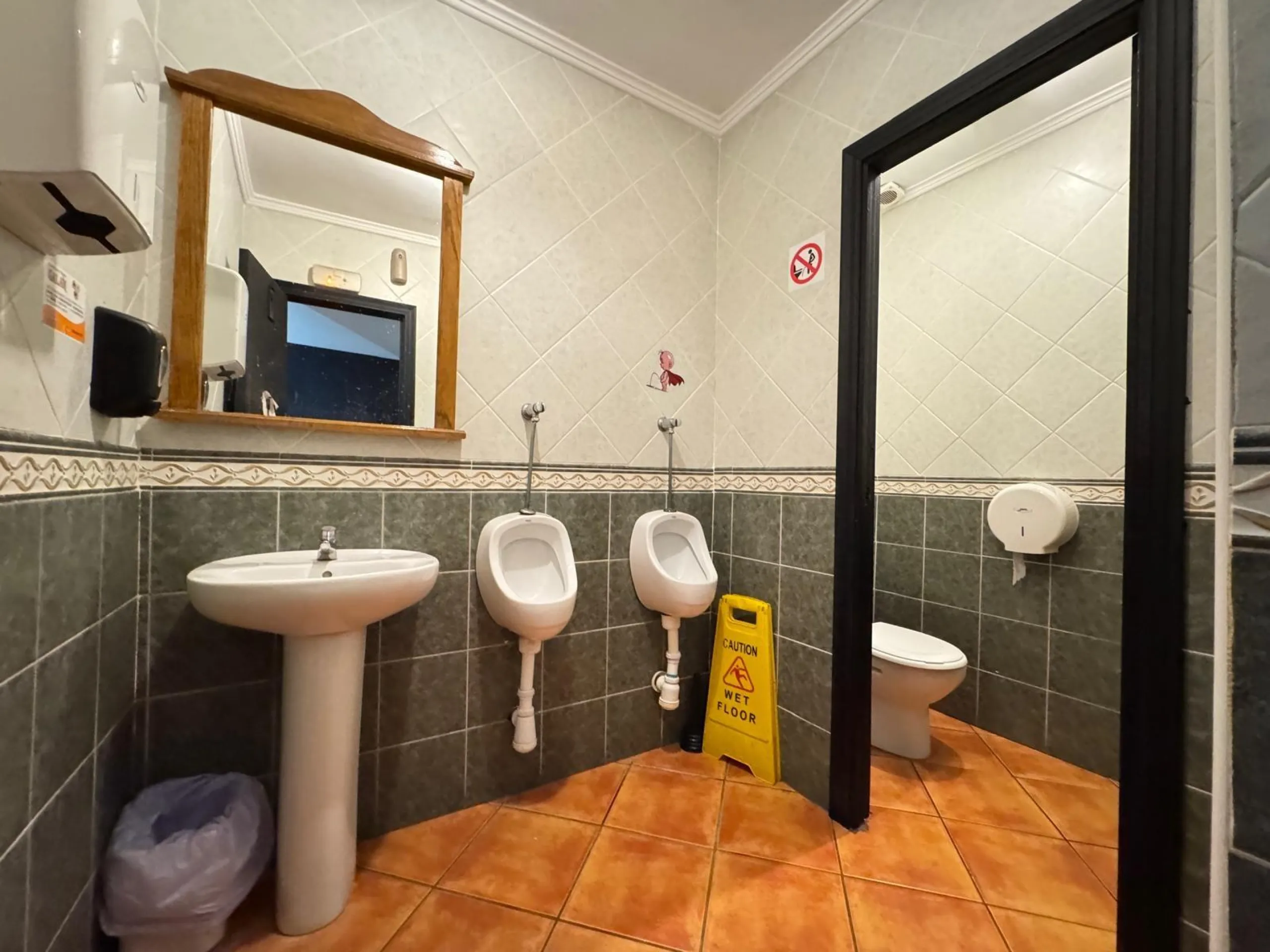 BAR EN VENTA. SE VENDE UN BAR A 500 METROS DE PLAYA DEL CURA CON 2 BAÑOS Y 150 M2 SUPERFICIE.