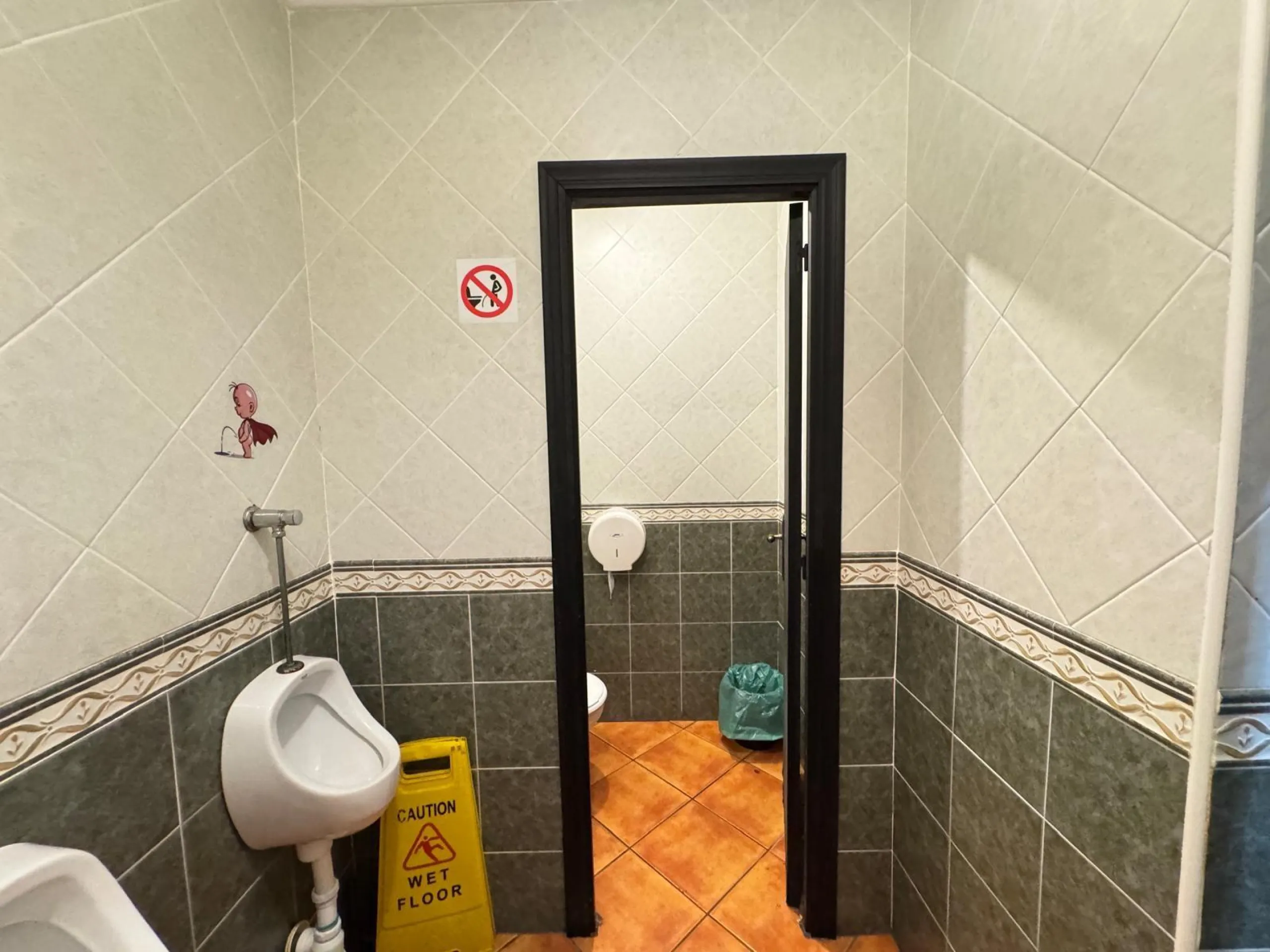 BAR EN VENTA. SE VENDE UN BAR A 500 METROS DE PLAYA DEL CURA CON 2 BAÑOS Y 150 M2 SUPERFICIE.