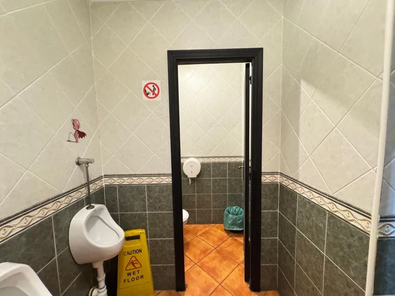 BAR EN VENTA. SE VENDE UN BAR A 500 METROS DE PLAYA DEL CURA CON 2 BAÑOS Y 150 M2 SUPERFICIE.