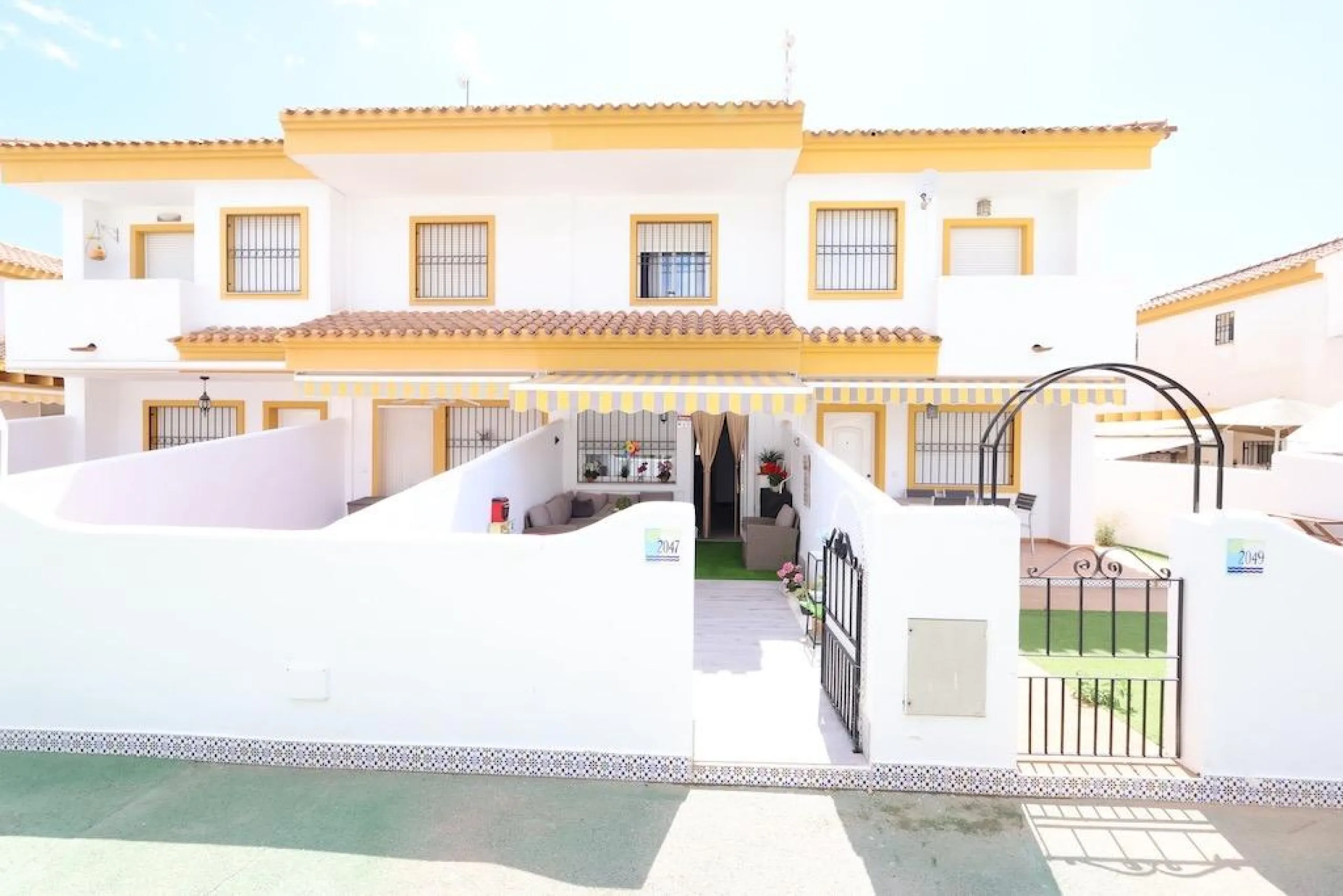 Torre de la Horadada duplex townhouse located directly in front of the communal pool