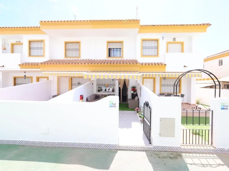 Torre de la Horadada duplex townhouse located directly in front of the communal pool
