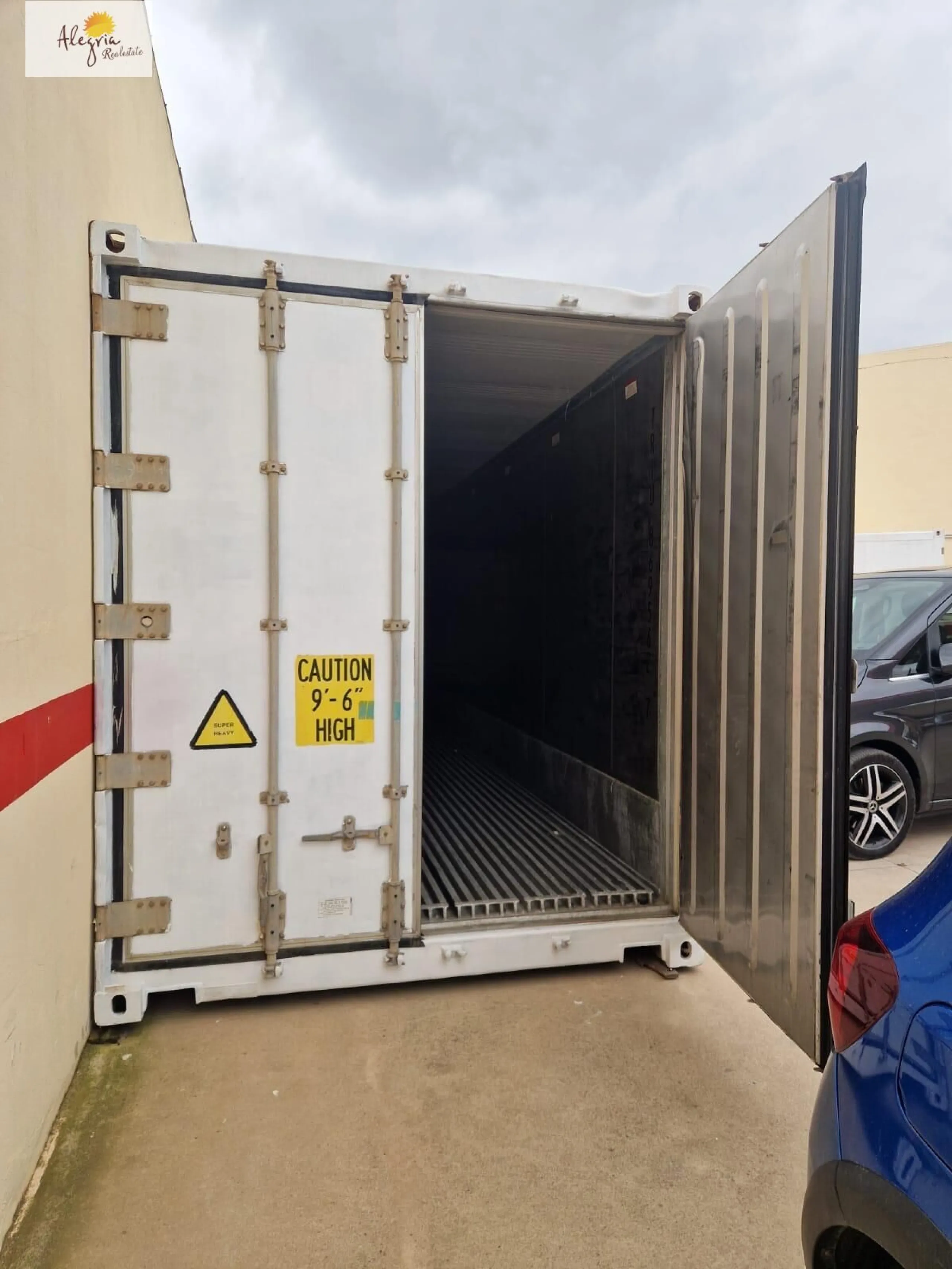 A 40-foot refrigerated container with a volume of 67 m³ is available for rent