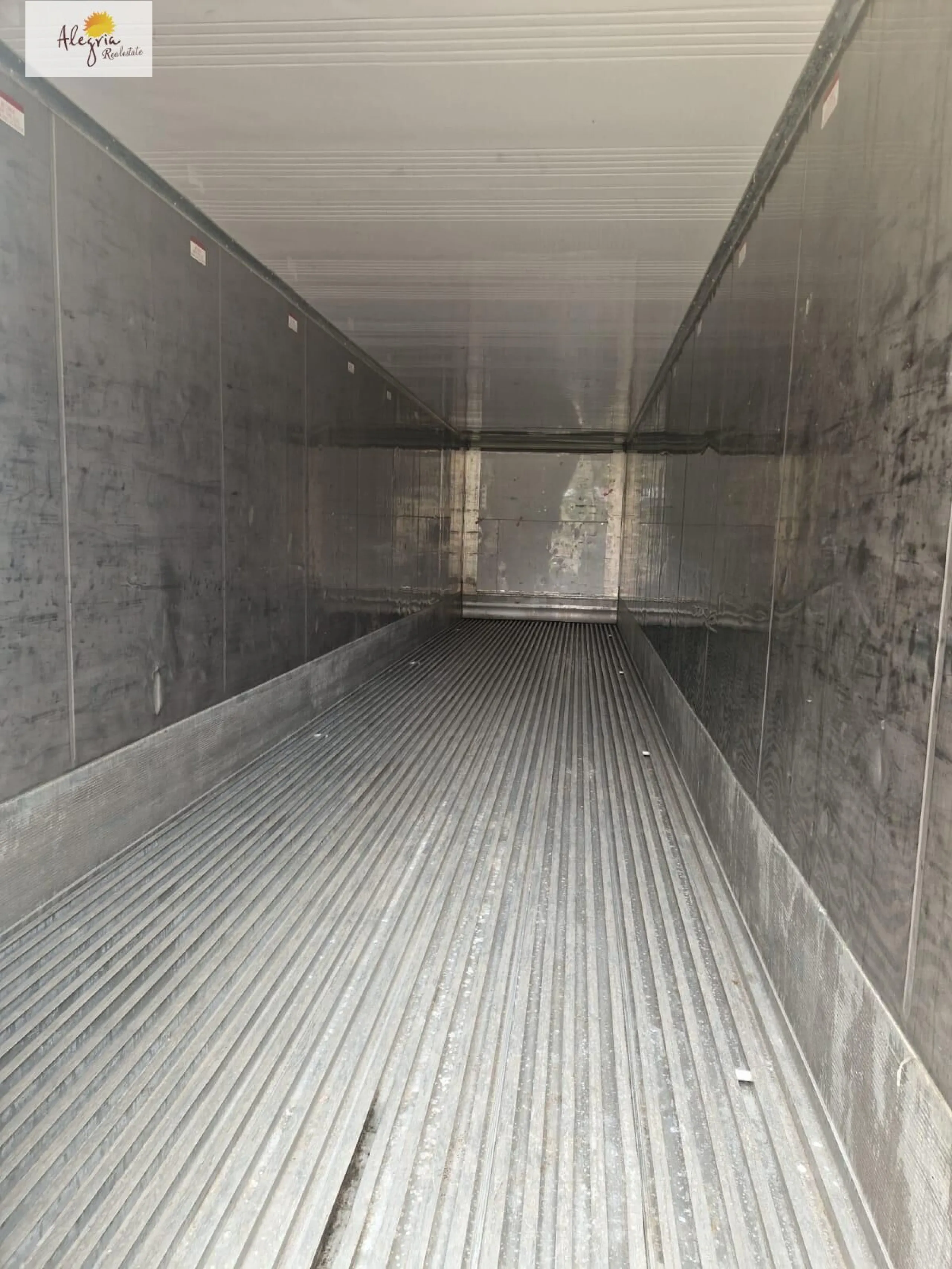 A 40-foot refrigerated container with a volume of 67 m³ is available for rent