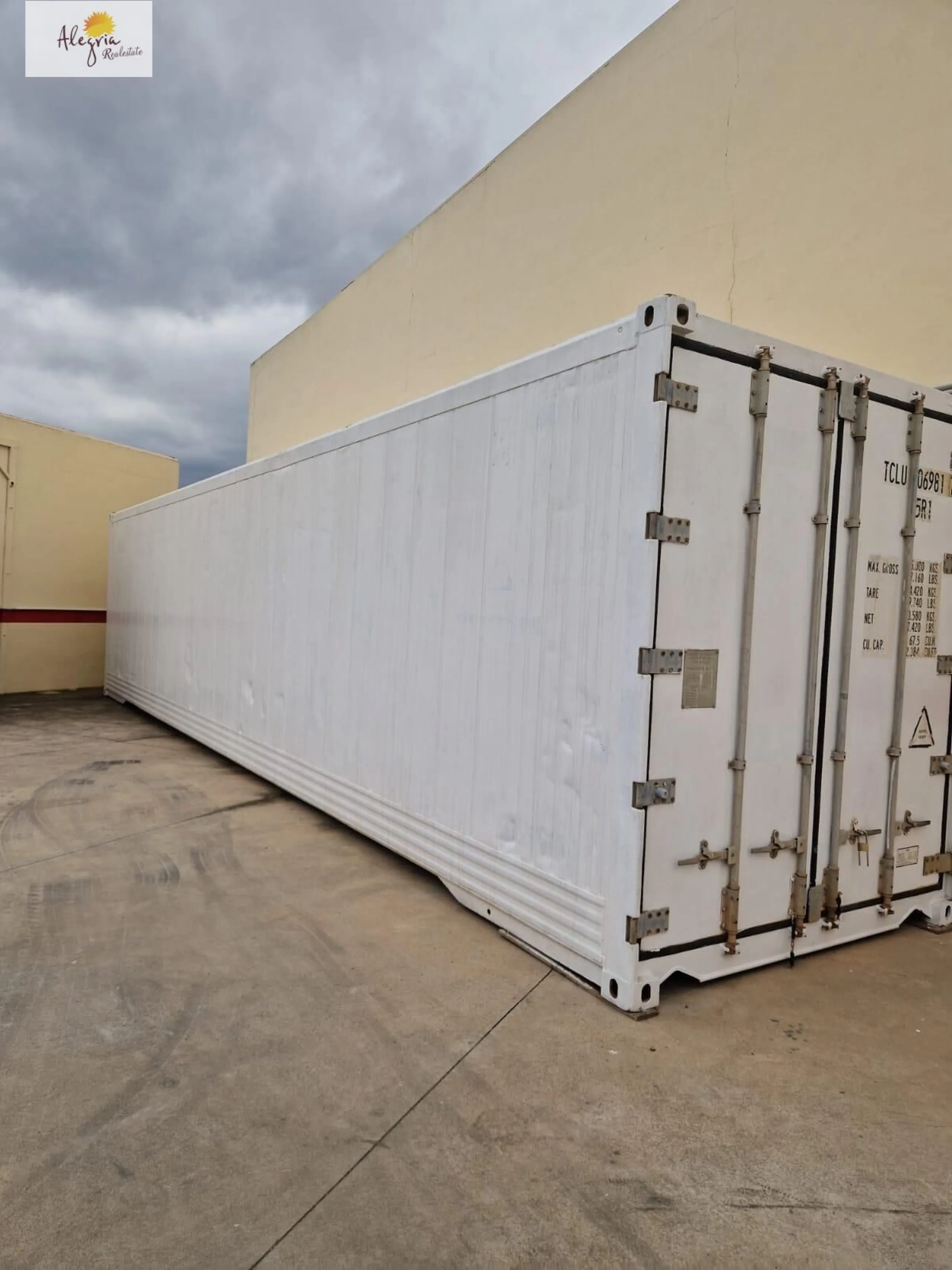 A 40-foot refrigerated container with a volume of 67 m³ is available for rent