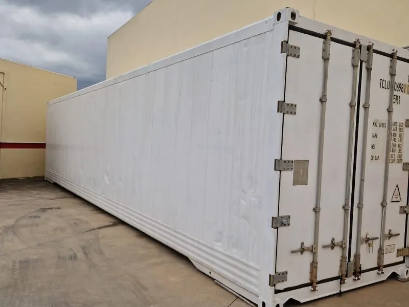 A 40-foot refrigerated container with a volume of 67 m³ is available for rent