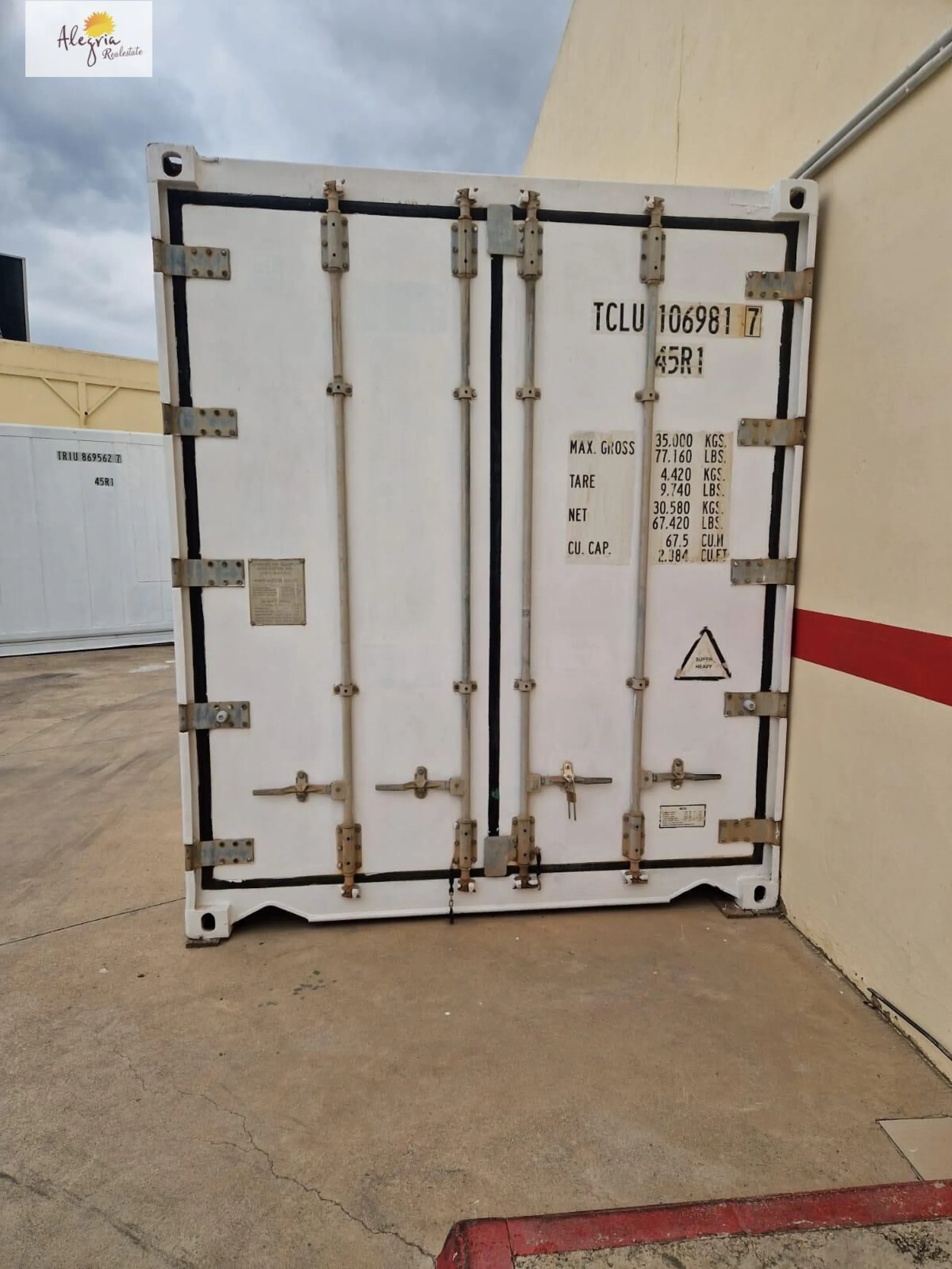 A 40-foot refrigerated container with a volume of 67 m³ is available for rent