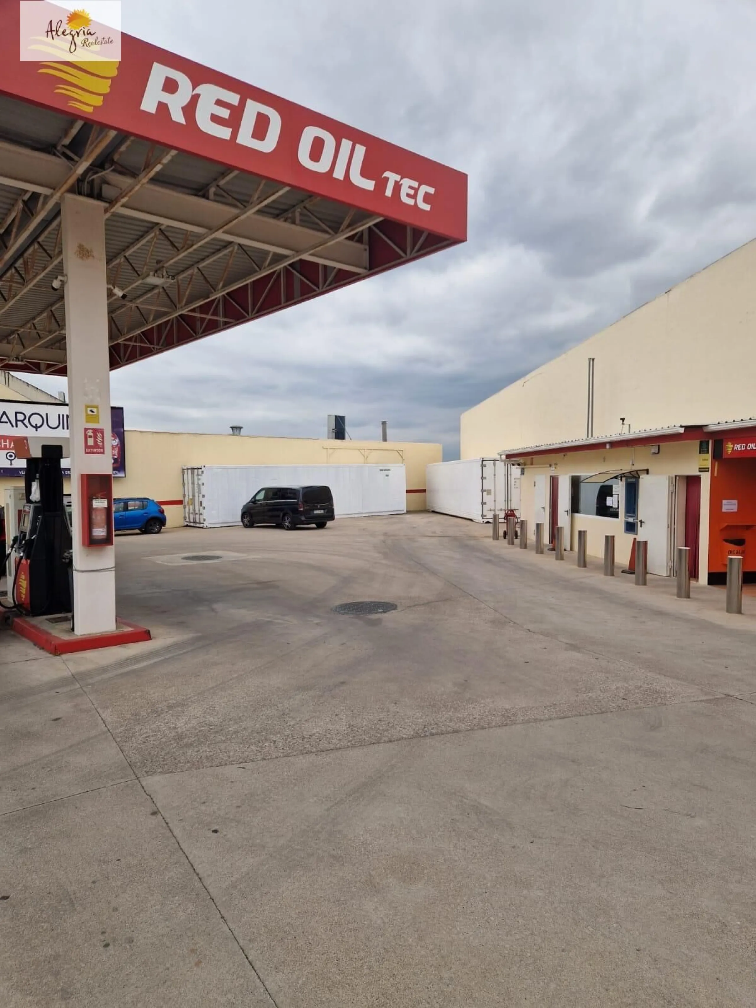A 40-foot refrigerated container with a volume of 67 m³ is available for rent