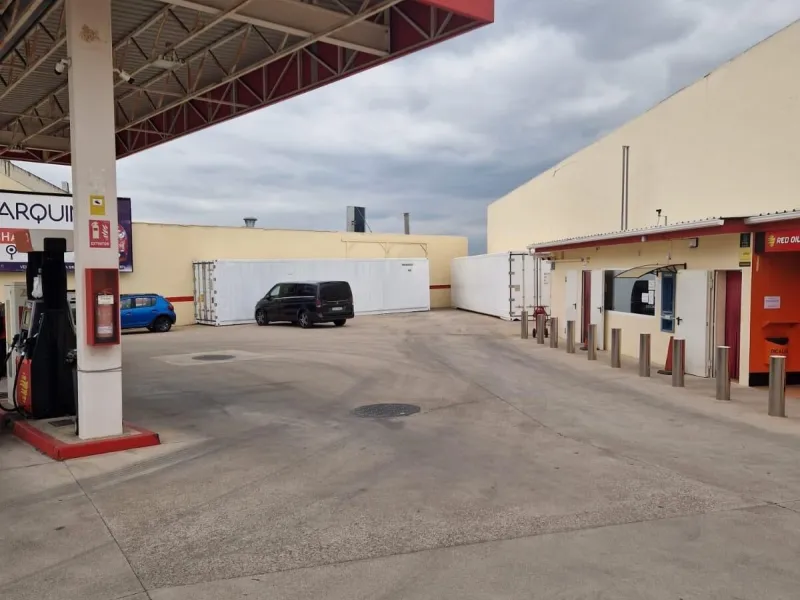 A 40-foot refrigerated container with a volume of 67 m³ is available for rent