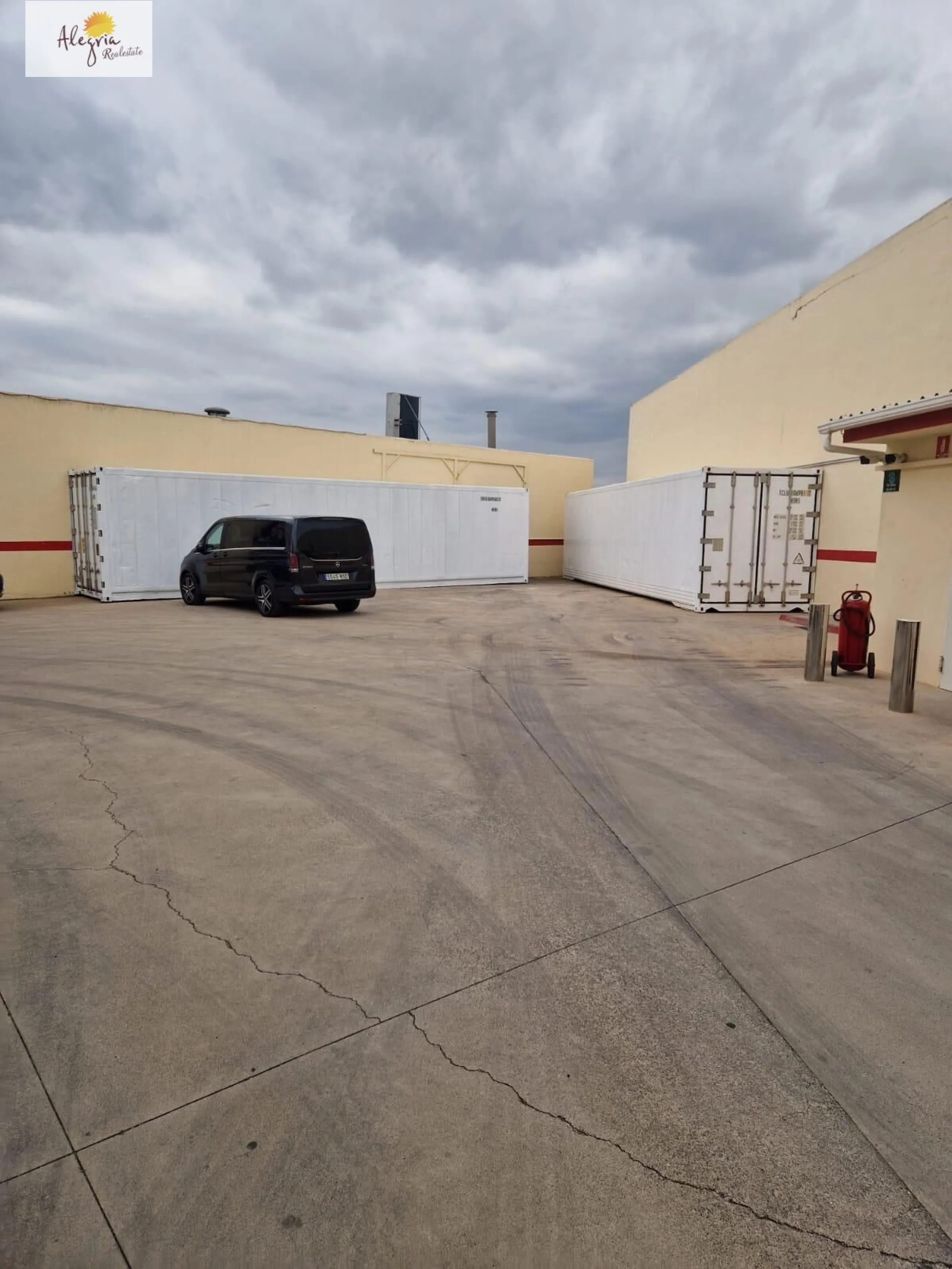 A 40-foot refrigerated container with a volume of 67 m³ is available for rent