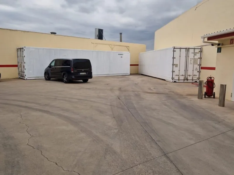 A 40-foot refrigerated container with a volume of 67 m³ is available for rent