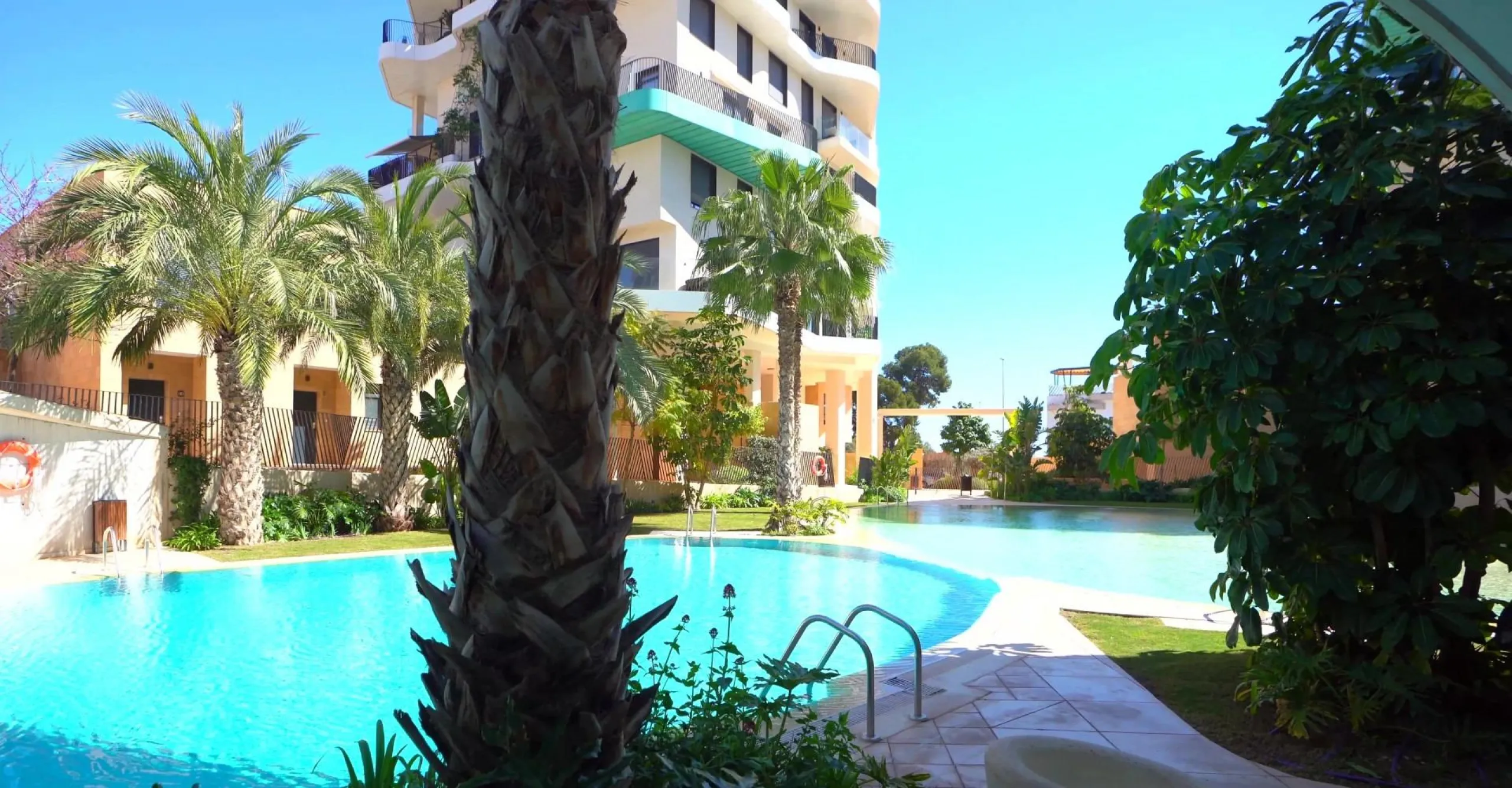 🌴 Luxury property by the sea!