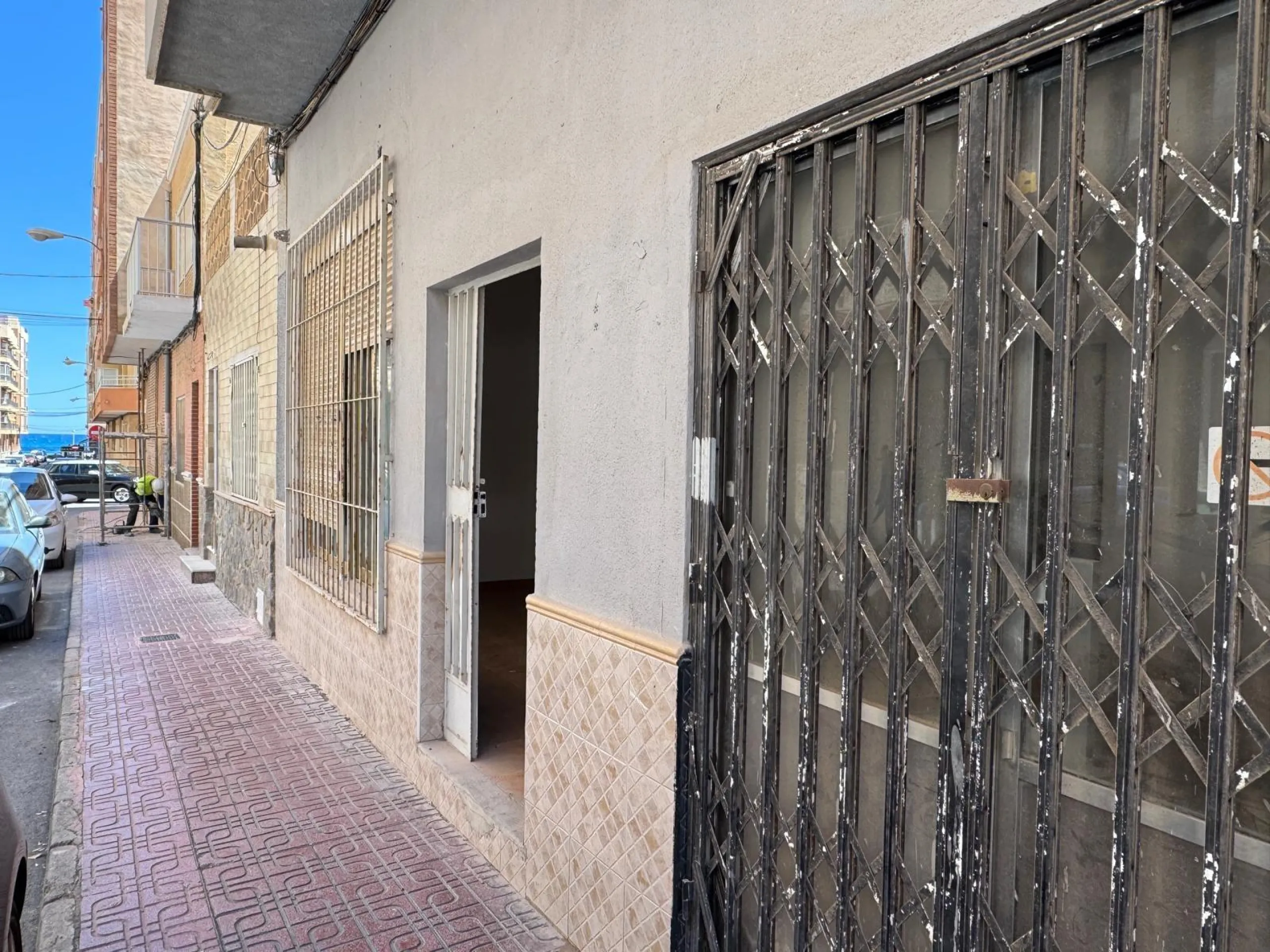 SE VENDE LOCAL COMERCIAL CON 261 M2. A 150 METROS DE LA PLAYA. PARA CUALQUER TIPO DE NEGOCIO.