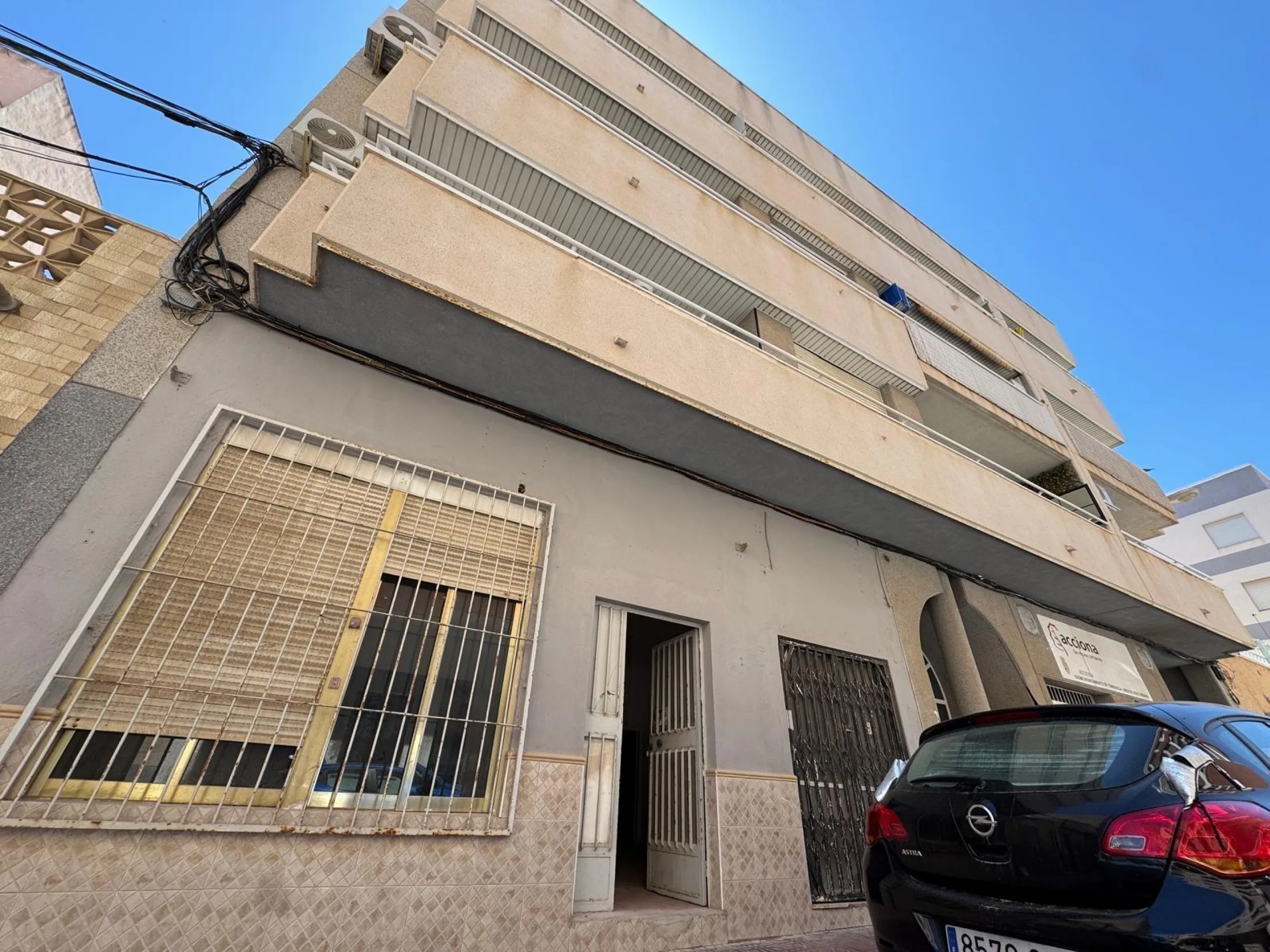 SE VENDE LOCAL COMERCIAL CON 261 M2. A 150 METROS DE LA PLAYA. PARA CUALQUER TIPO DE NEGOCIO.