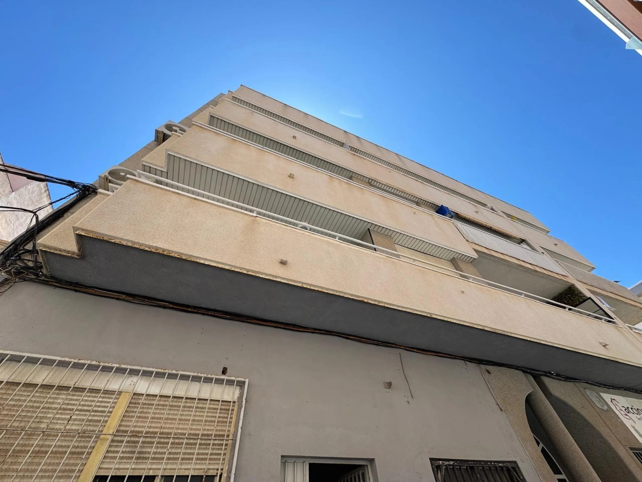 SE VENDE LOCAL COMERCIAL CON 261 M2. A 150 METROS DE LA PLAYA. PARA CUALQUER TIPO DE NEGOCIO.