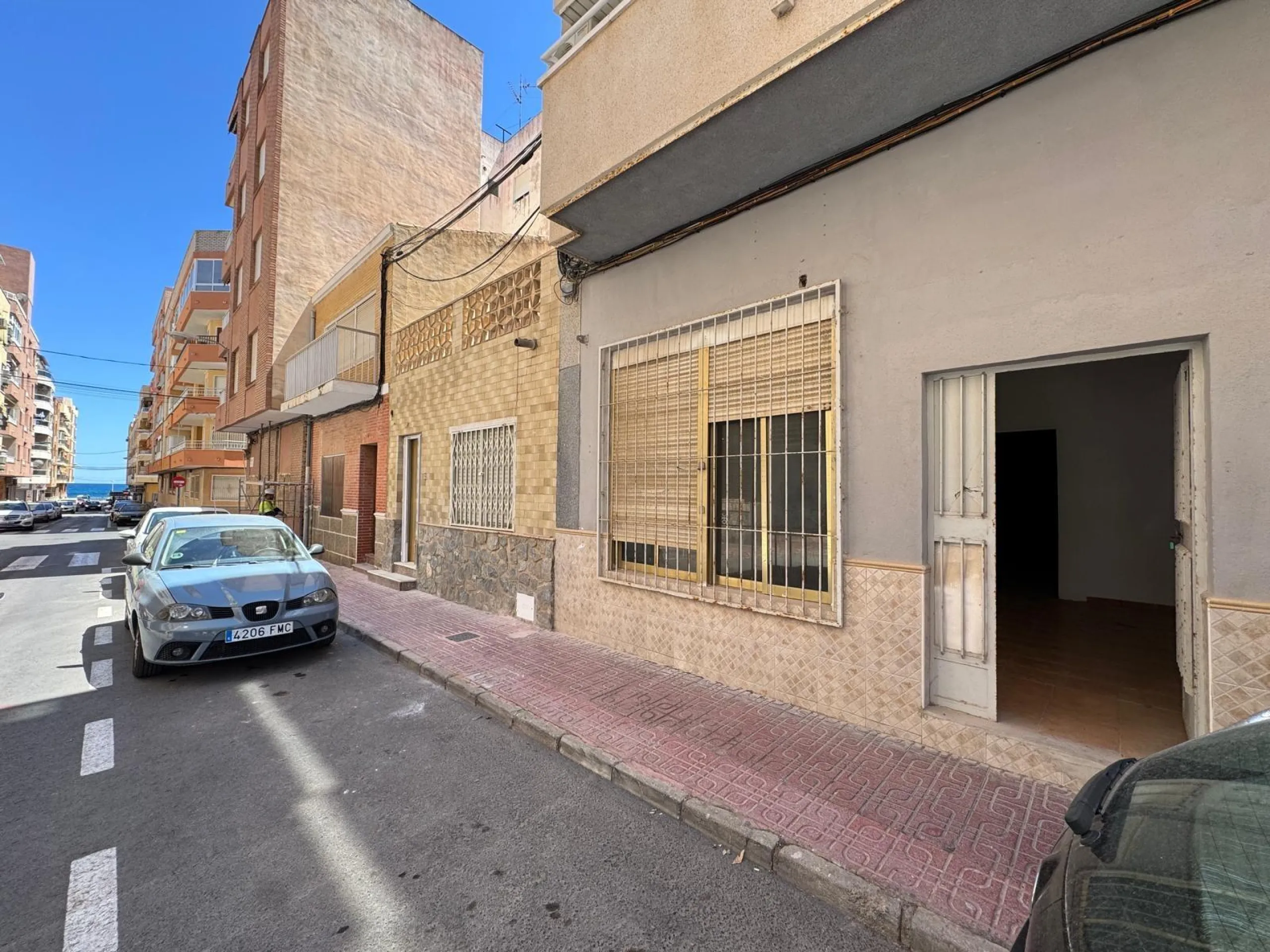 SE VENDE LOCAL COMERCIAL CON 261 M2. A 150 METROS DE LA PLAYA. PARA CUALQUER TIPO DE NEGOCIO.