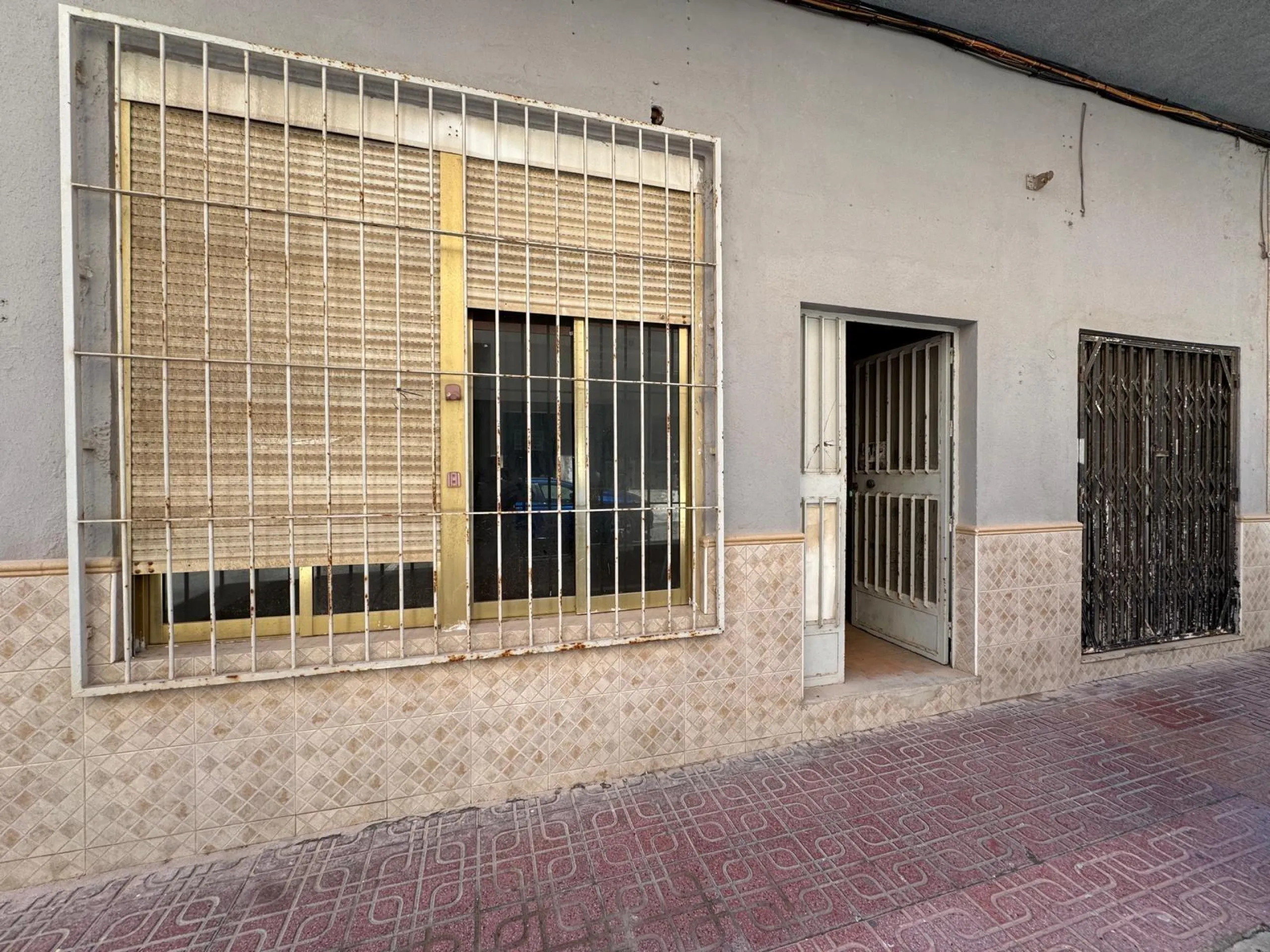 SE VENDE LOCAL COMERCIAL CON 261 M2. A 150 METROS DE LA PLAYA. PARA CUALQUER TIPO DE NEGOCIO.