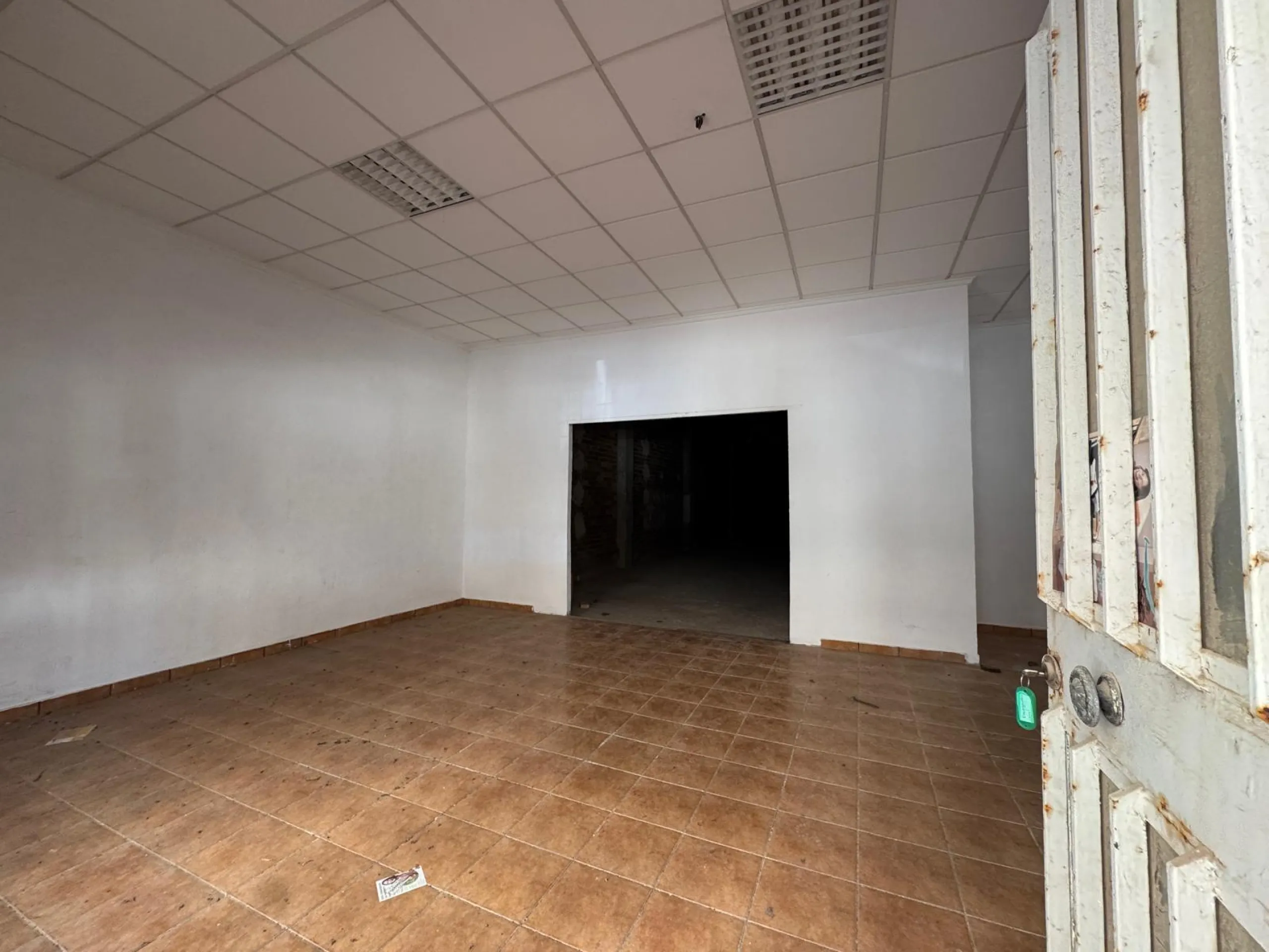 SE VENDE LOCAL COMERCIAL CON 261 M2. A 150 METROS DE LA PLAYA. PARA CUALQUER TIPO DE NEGOCIO.