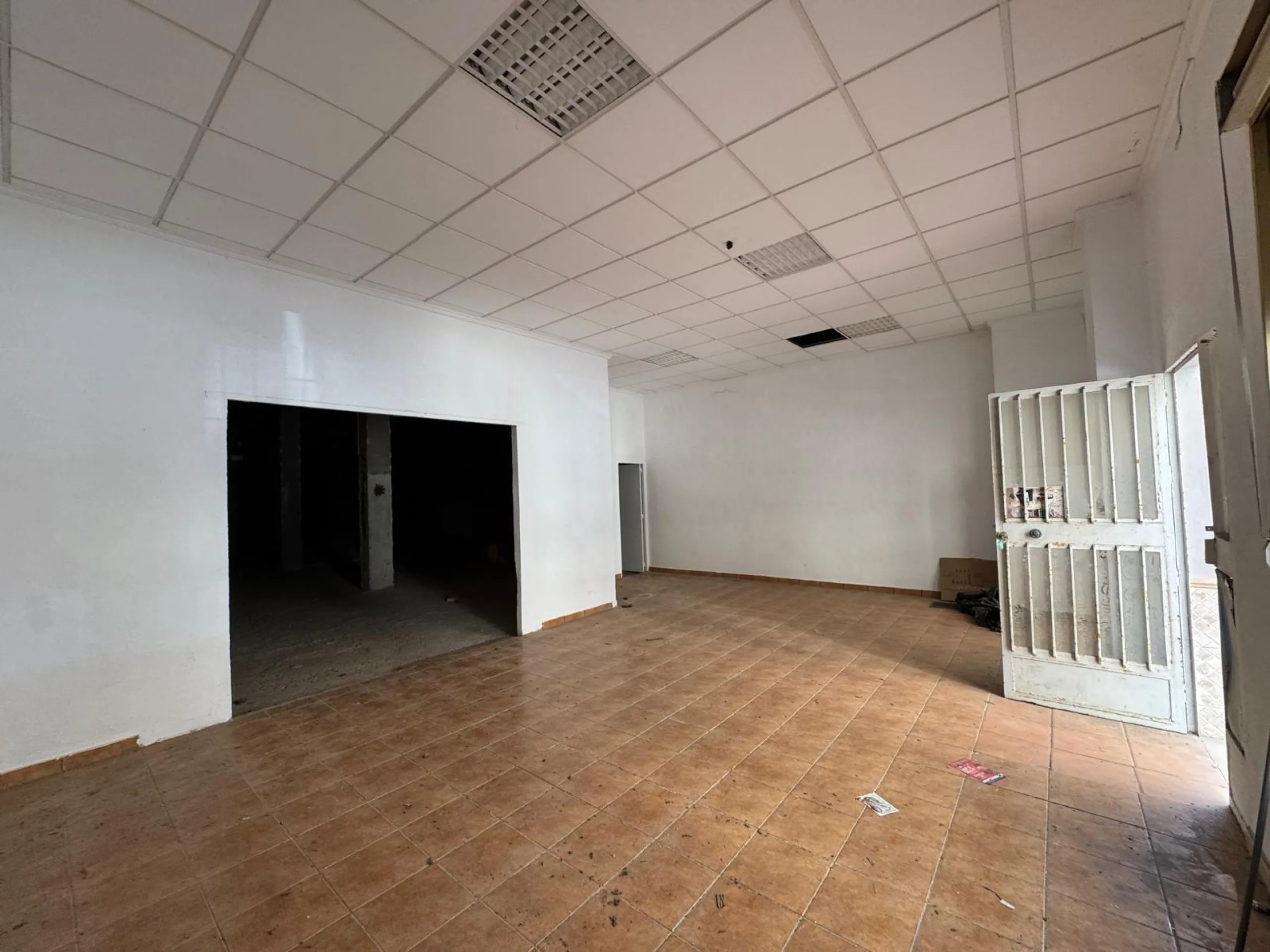SE VENDE LOCAL COMERCIAL CON 261 M2. A 150 METROS DE LA PLAYA. PARA CUALQUER TIPO DE NEGOCIO.