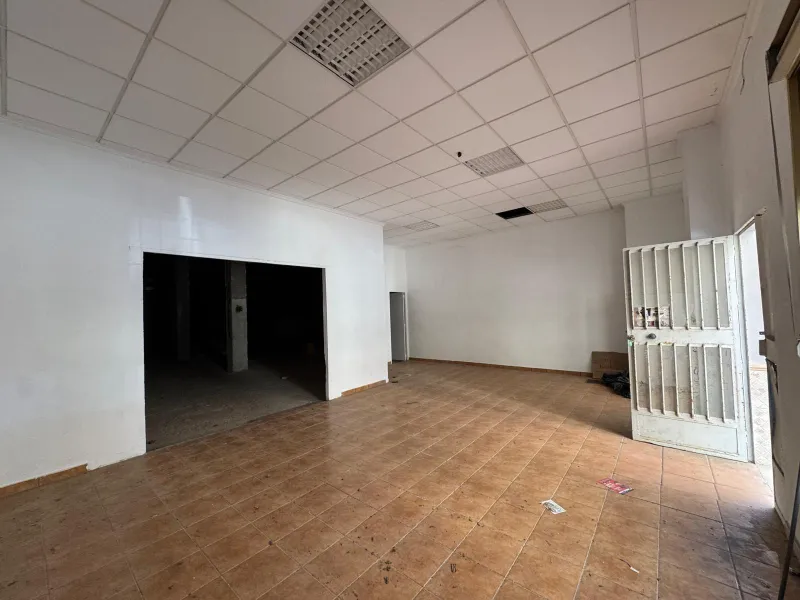 SE VENDE LOCAL COMERCIAL CON 261 M2. A 150 METROS DE LA PLAYA. PARA CUALQUER TIPO DE NEGOCIO.
