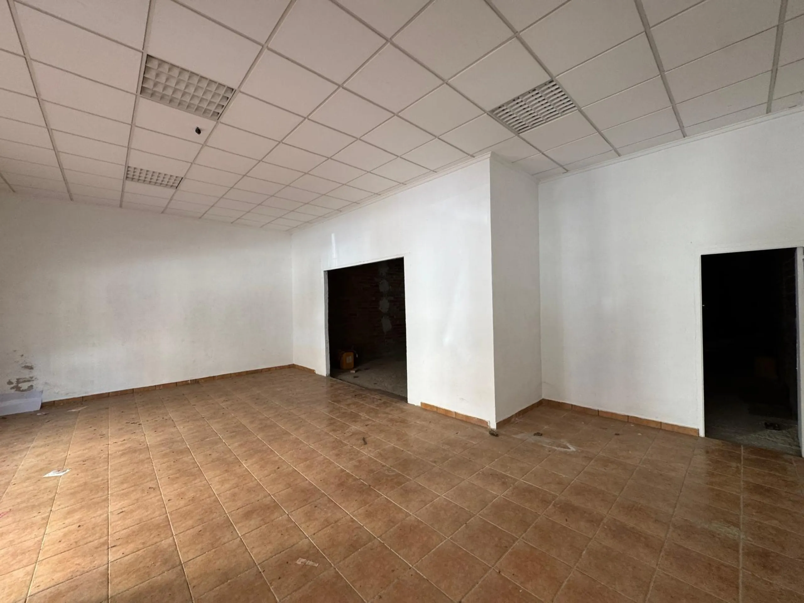 SE VENDE LOCAL COMERCIAL CON 261 M2. A 150 METROS DE LA PLAYA. PARA CUALQUER TIPO DE NEGOCIO.