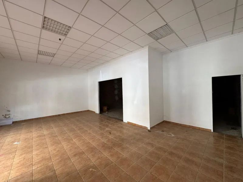 SE VENDE LOCAL COMERCIAL CON 261 M2. A 150 METROS DE LA PLAYA. PARA CUALQUER TIPO DE NEGOCIO.