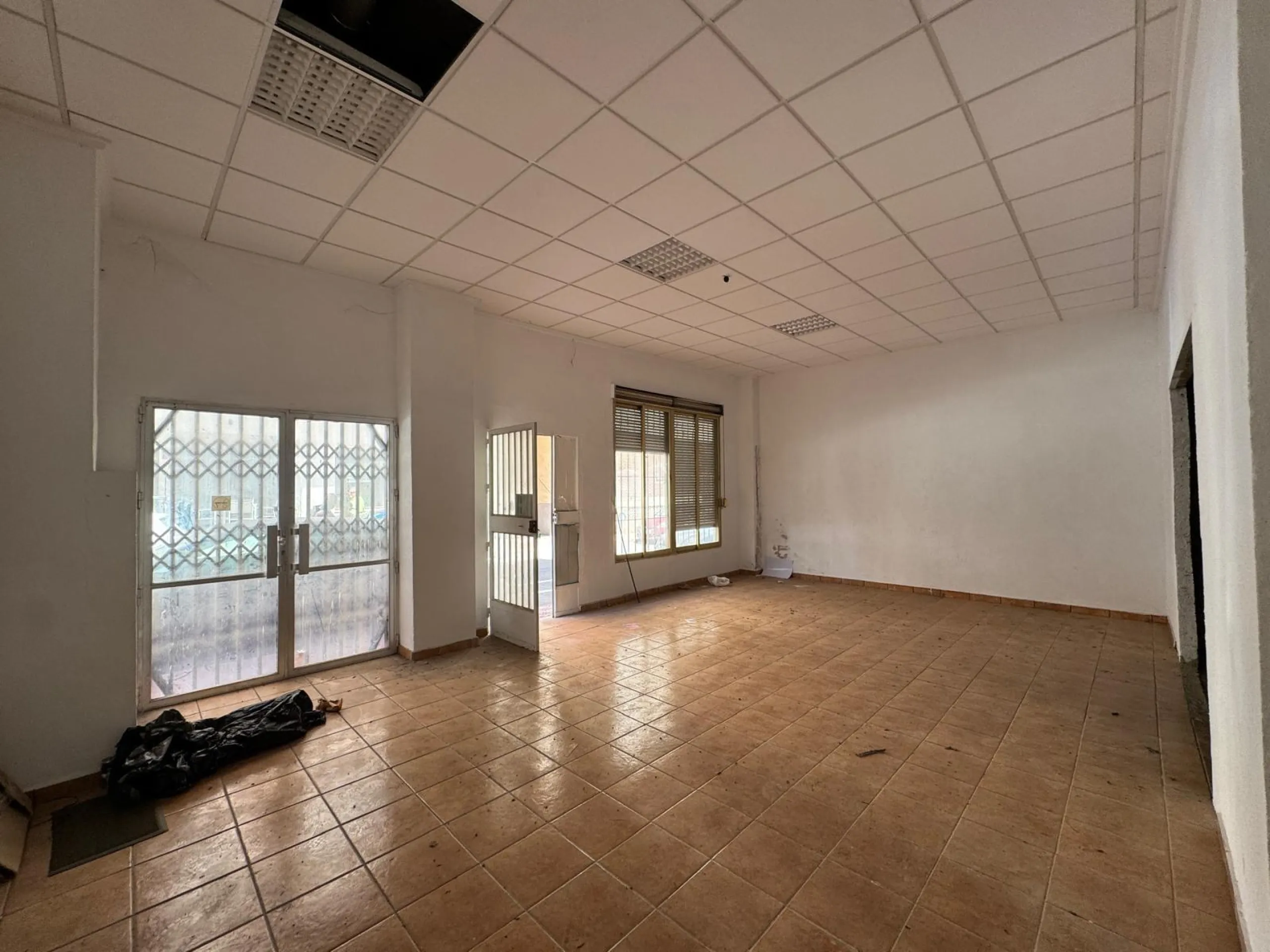 SE VENDE LOCAL COMERCIAL CON 261 M2. A 150 METROS DE LA PLAYA. PARA CUALQUER TIPO DE NEGOCIO.