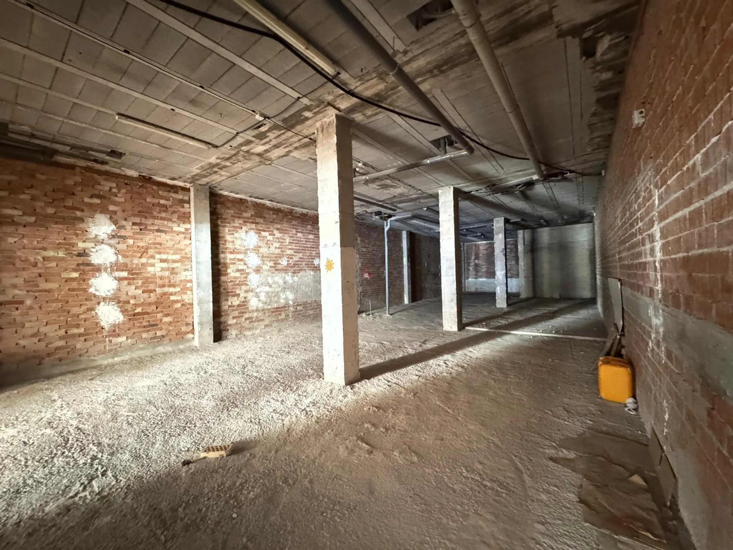 SE VENDE LOCAL COMERCIAL CON 261 M2. A 150 METROS DE LA PLAYA. PARA CUALQUER TIPO DE NEGOCIO.