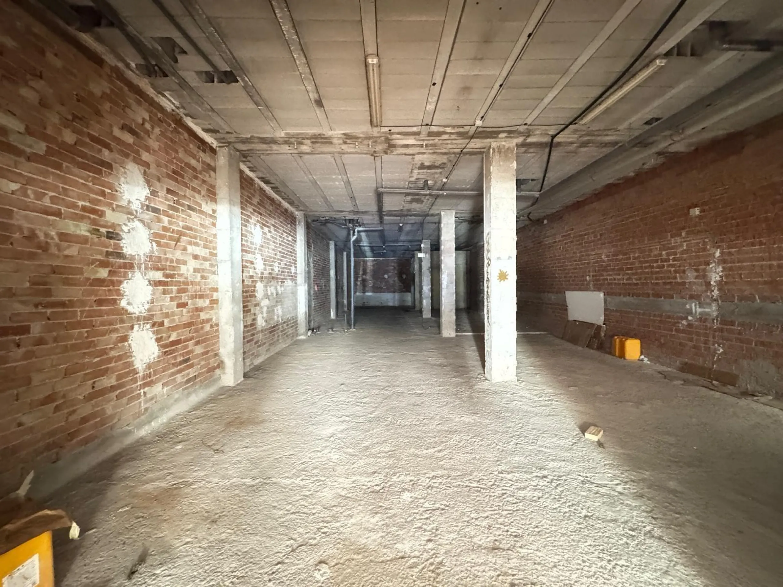 SE VENDE LOCAL COMERCIAL CON 261 M2. A 150 METROS DE LA PLAYA. PARA CUALQUER TIPO DE NEGOCIO.