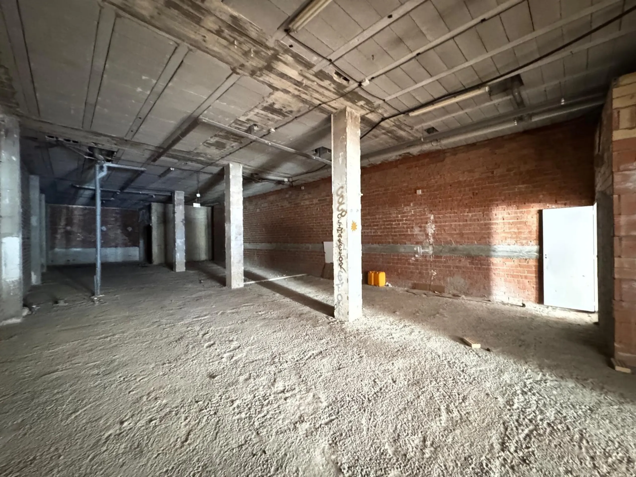 SE VENDE LOCAL COMERCIAL CON 261 M2. A 150 METROS DE LA PLAYA. PARA CUALQUER TIPO DE NEGOCIO.