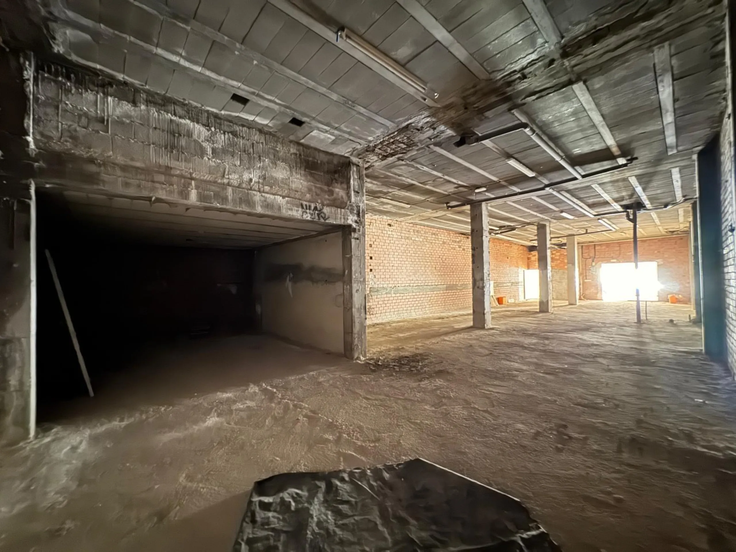 SE VENDE LOCAL COMERCIAL CON 261 M2. A 150 METROS DE LA PLAYA. PARA CUALQUER TIPO DE NEGOCIO.