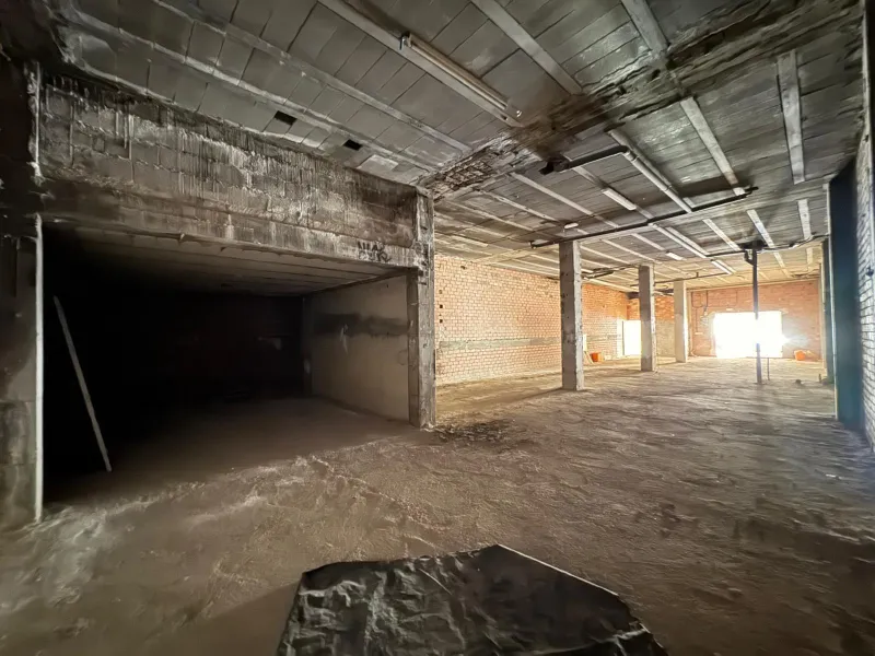 SE VENDE LOCAL COMERCIAL CON 261 M2. A 150 METROS DE LA PLAYA. PARA CUALQUER TIPO DE NEGOCIO.