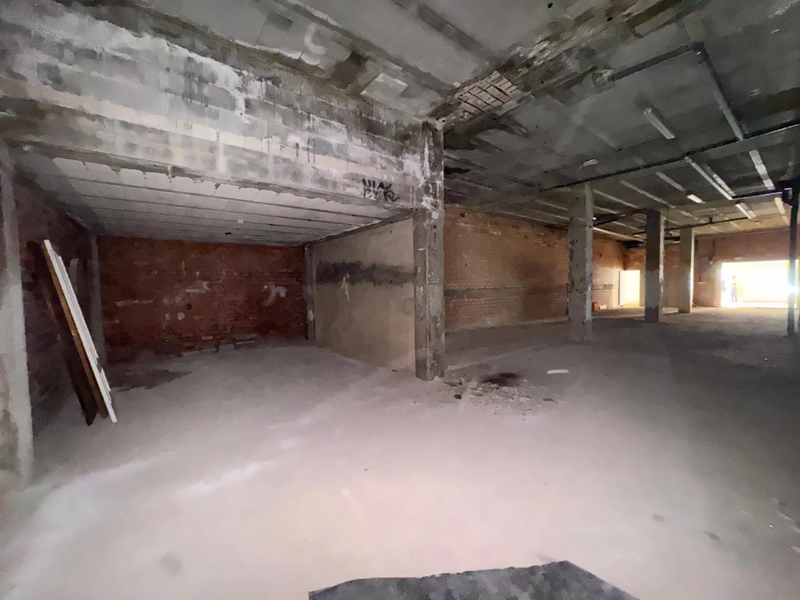 SE VENDE LOCAL COMERCIAL CON 261 M2. A 150 METROS DE LA PLAYA. PARA CUALQUER TIPO DE NEGOCIO.
