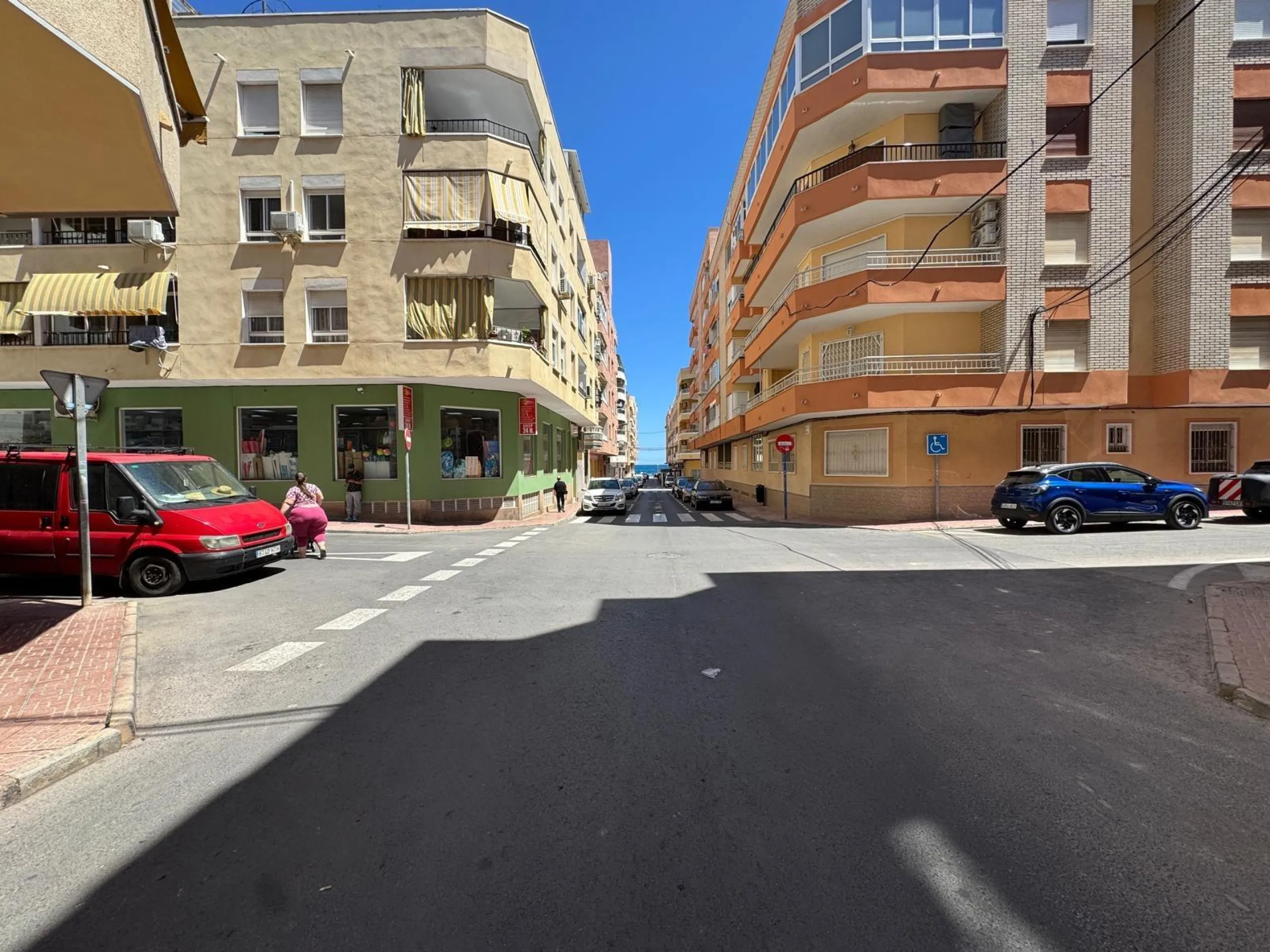SE VENDE LOCAL COMERCIAL CON 261 M2. A 150 METROS DE LA PLAYA. PARA CUALQUER TIPO DE NEGOCIO.