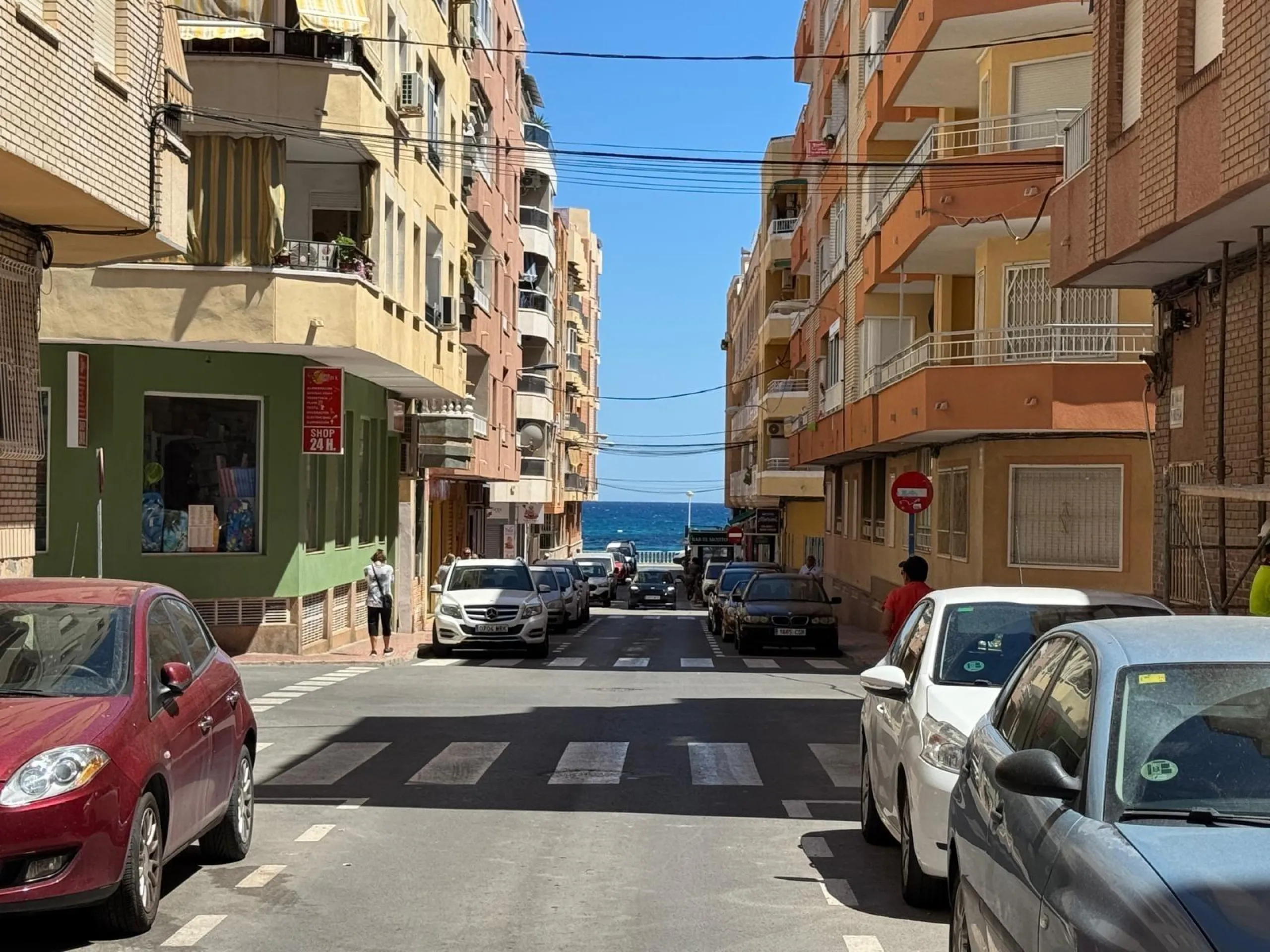 SE VENDE LOCAL COMERCIAL CON 261 M2. A 150 METROS DE LA PLAYA. PARA CUALQUER TIPO DE NEGOCIO.