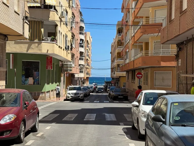 SE VENDE LOCAL COMERCIAL CON 261 M2. A 150 METROS DE LA PLAYA. PARA CUALQUER TIPO DE NEGOCIO.