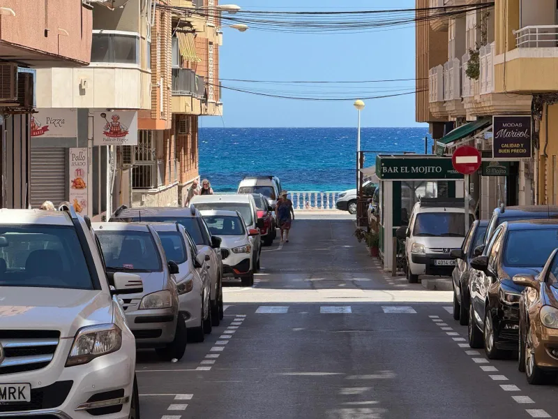 SE VENDE LOCAL COMERCIAL CON 261 M2. A 150 METROS DE LA PLAYA. PARA CUALQUER TIPO DE NEGOCIO.