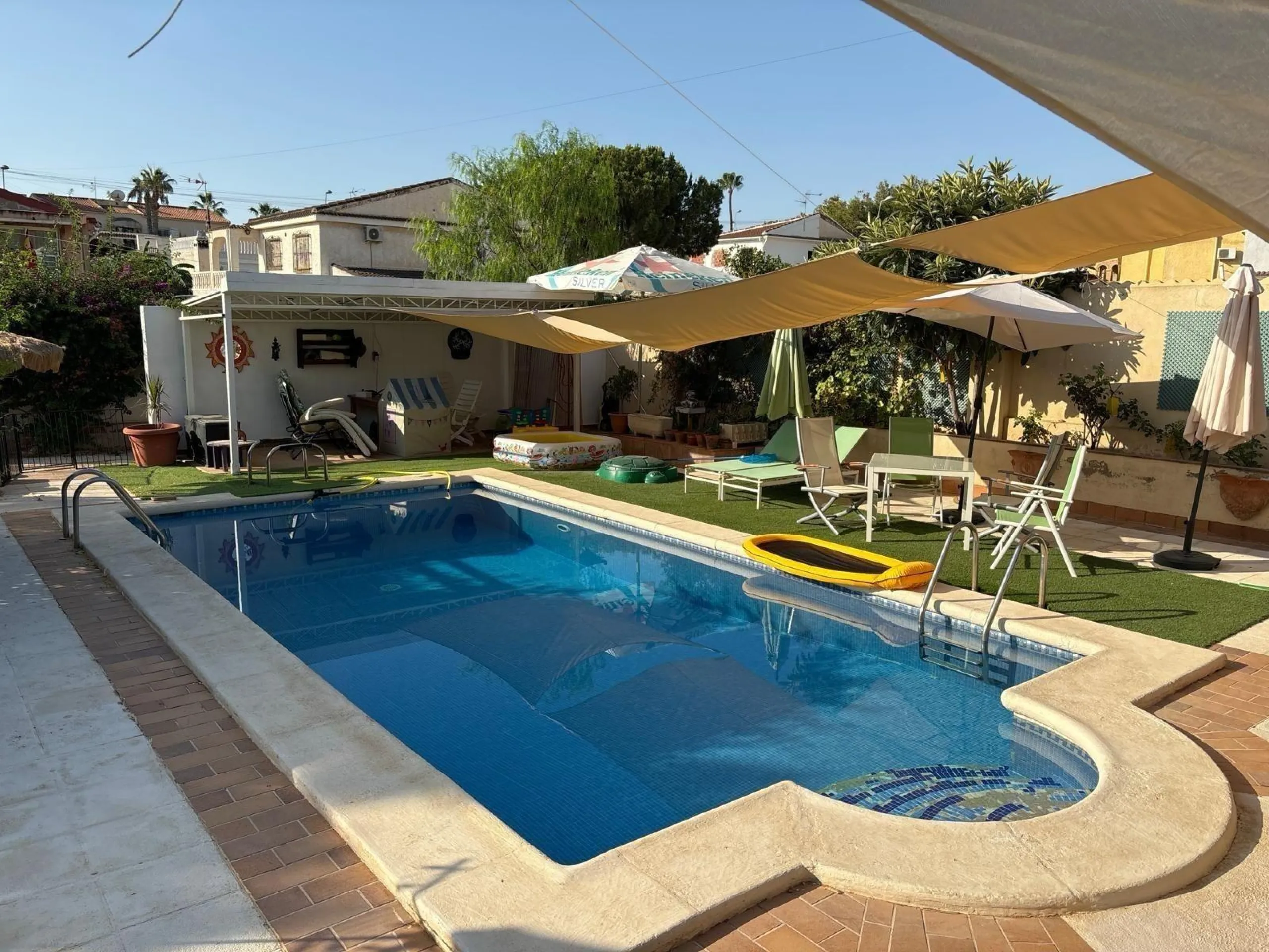 VILLA ESTILO MEDITERRANEO CON PISCINA PRIVADA. 4 DORM. 4 BAÑOS. CON PARCELO DE 900 M2.