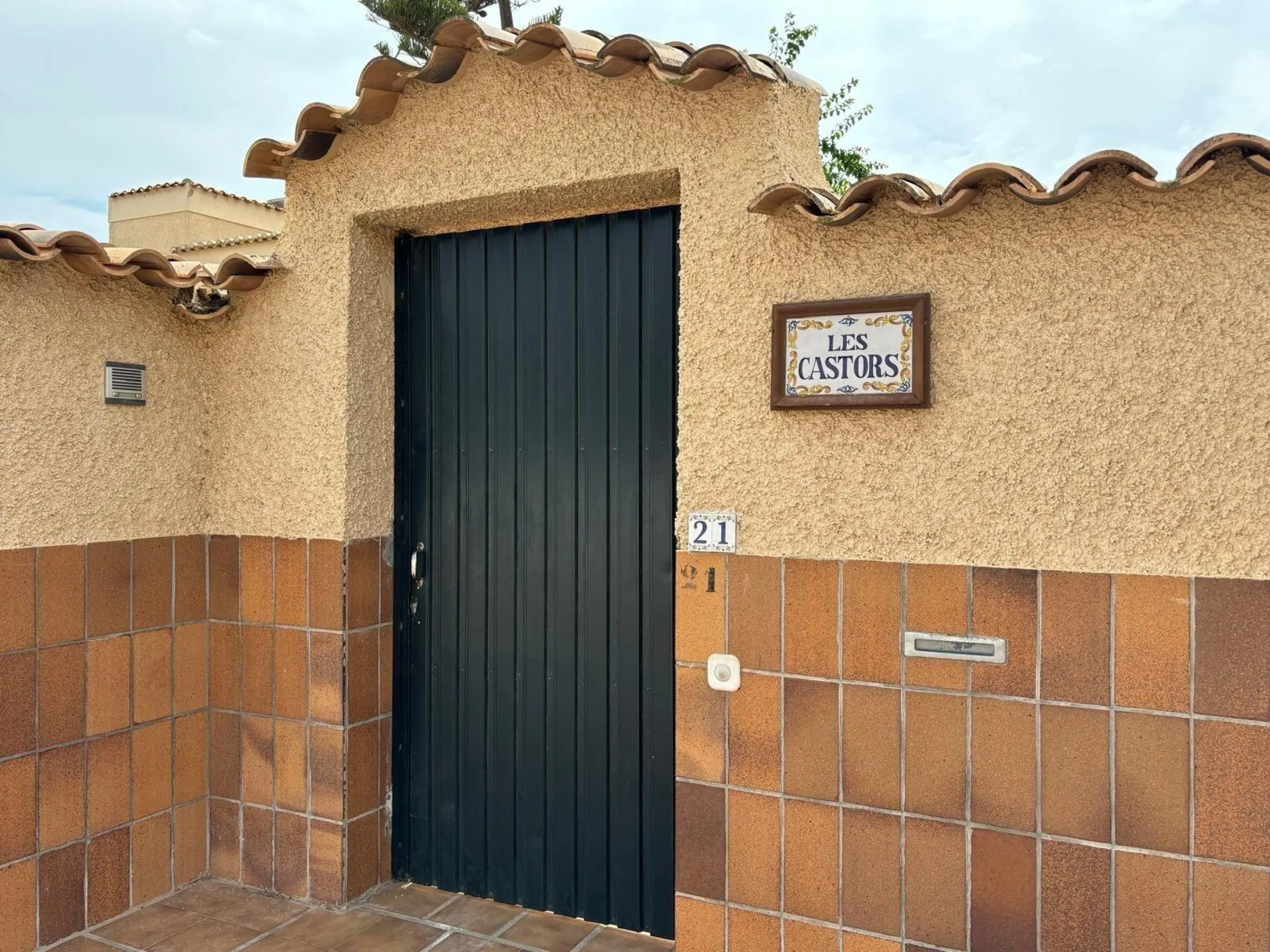 VILLA ESTILO MEDITERRANEO CON PISCINA PRIVADA. 4 DORM. 4 BAÑOS. CON PARCELO DE 900 M2.